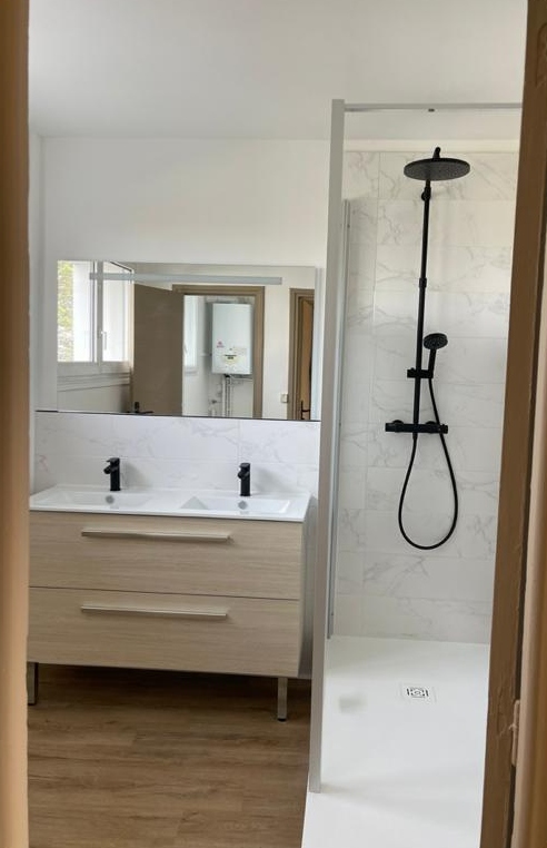 Salle de bain moderne rénovée avec meuble vasque suspendu