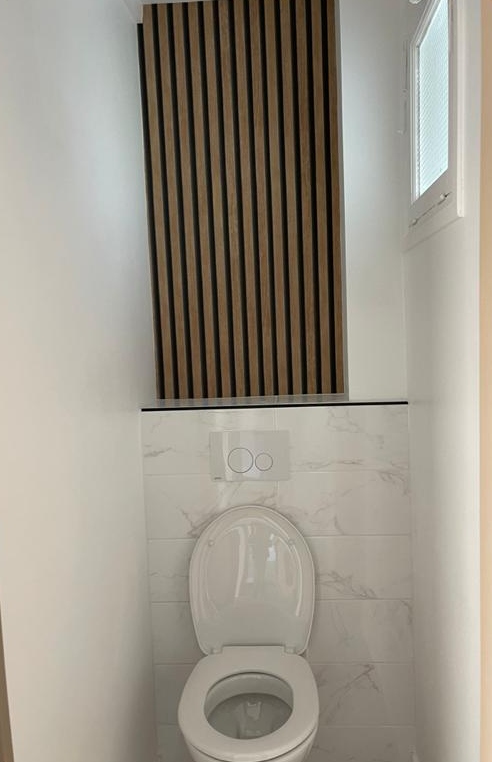 Toilettes suspendues avec bâti-support rénovées