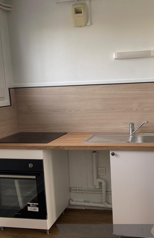 Cuisine sur mesure avec évier encastré et plan de travail moderne