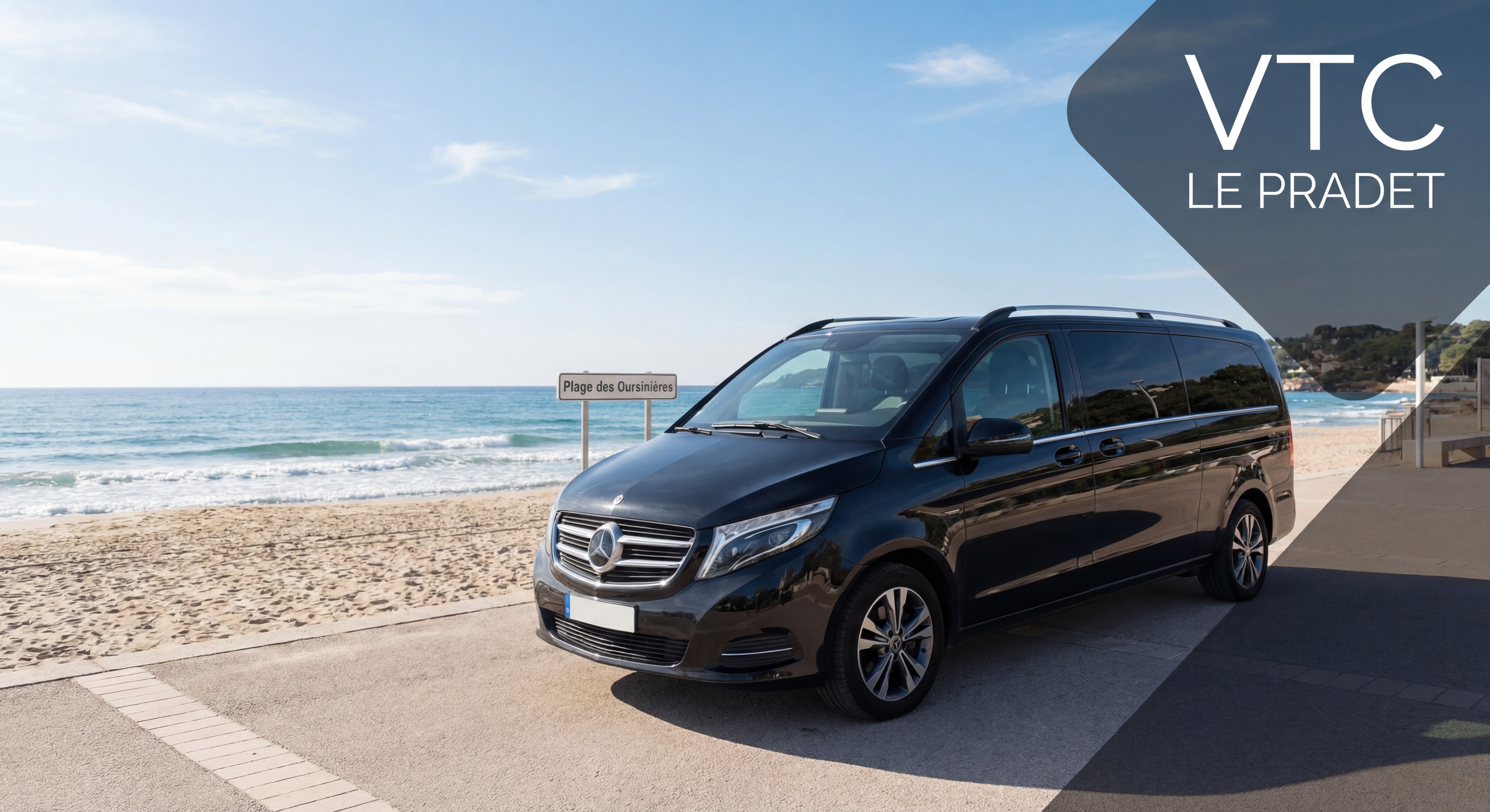 VTC Le Pradet - Van Mercedes noir devant la plage des Oursinières avec vue sur la mer Méditerranée
