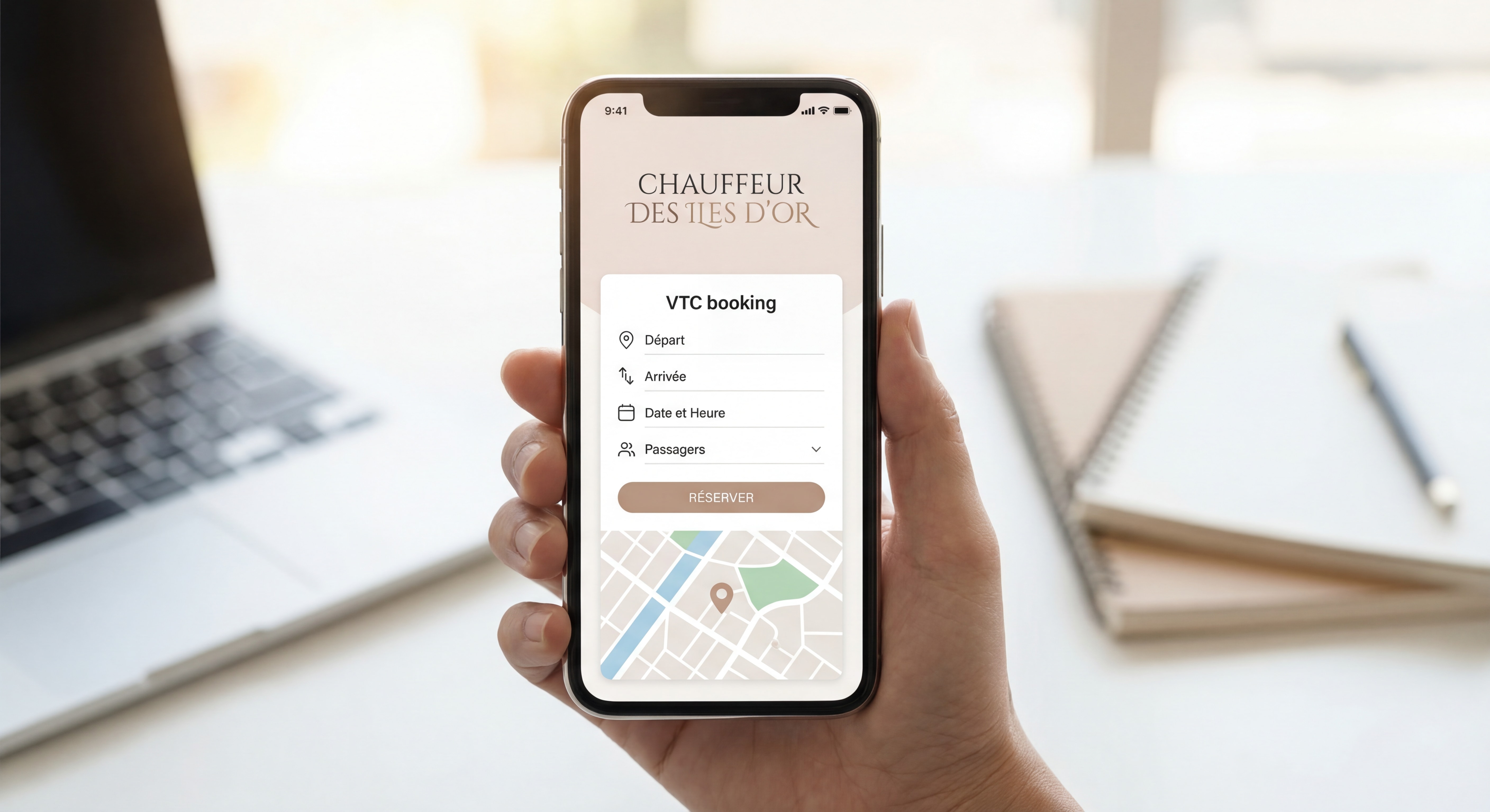 Écran de smartphone montrant l'application CHAUFFEUR DES ILES D'OR avec interface de réservation VTC