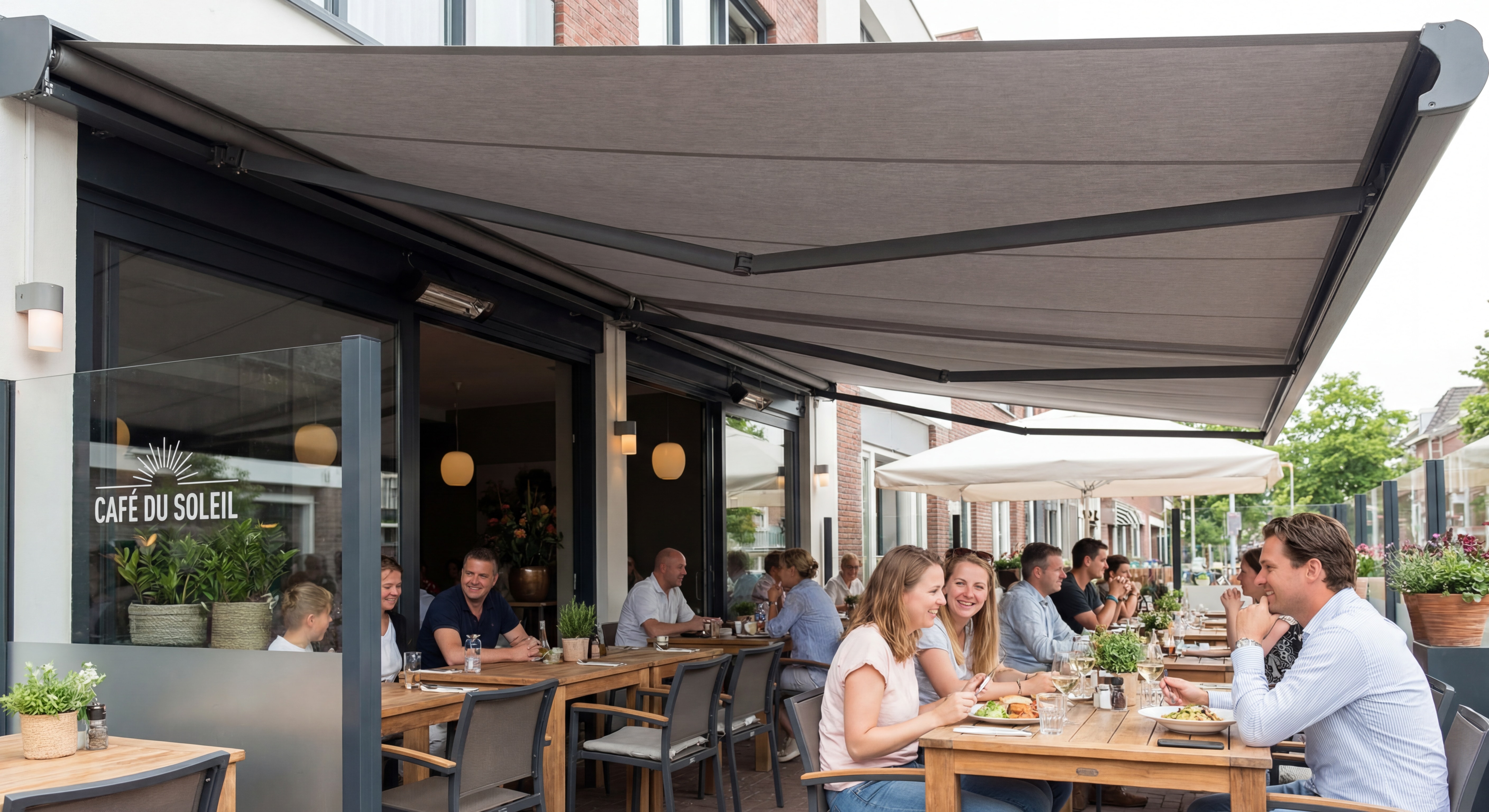 Store ZIP installé sur terrasse de restaurant avec clients attablés, ambiance conviviale et protection solaire efficace
