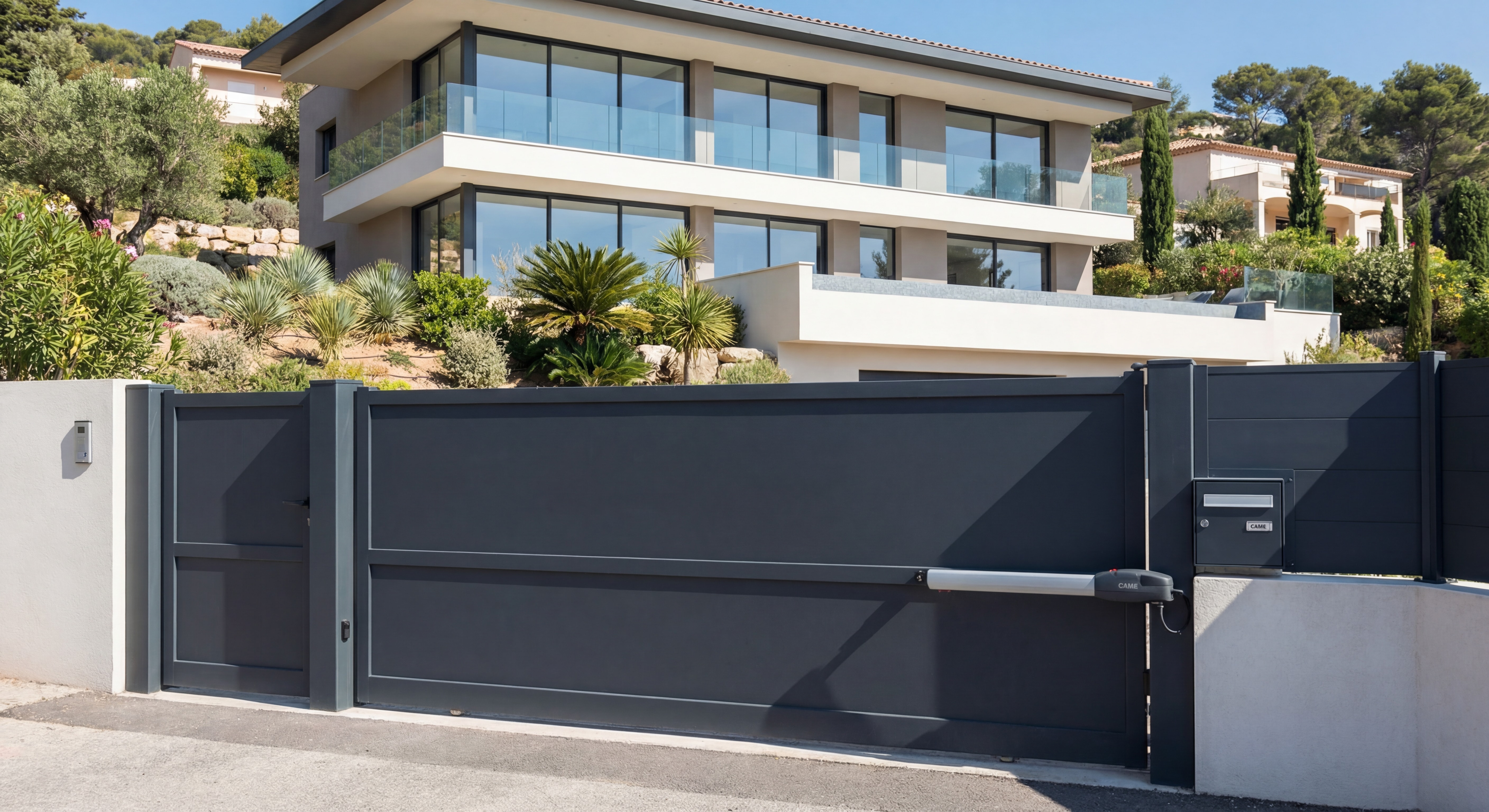 Portail aluminium moderne avec motorisation CAME installé devant une villa contemporaine à Marseille