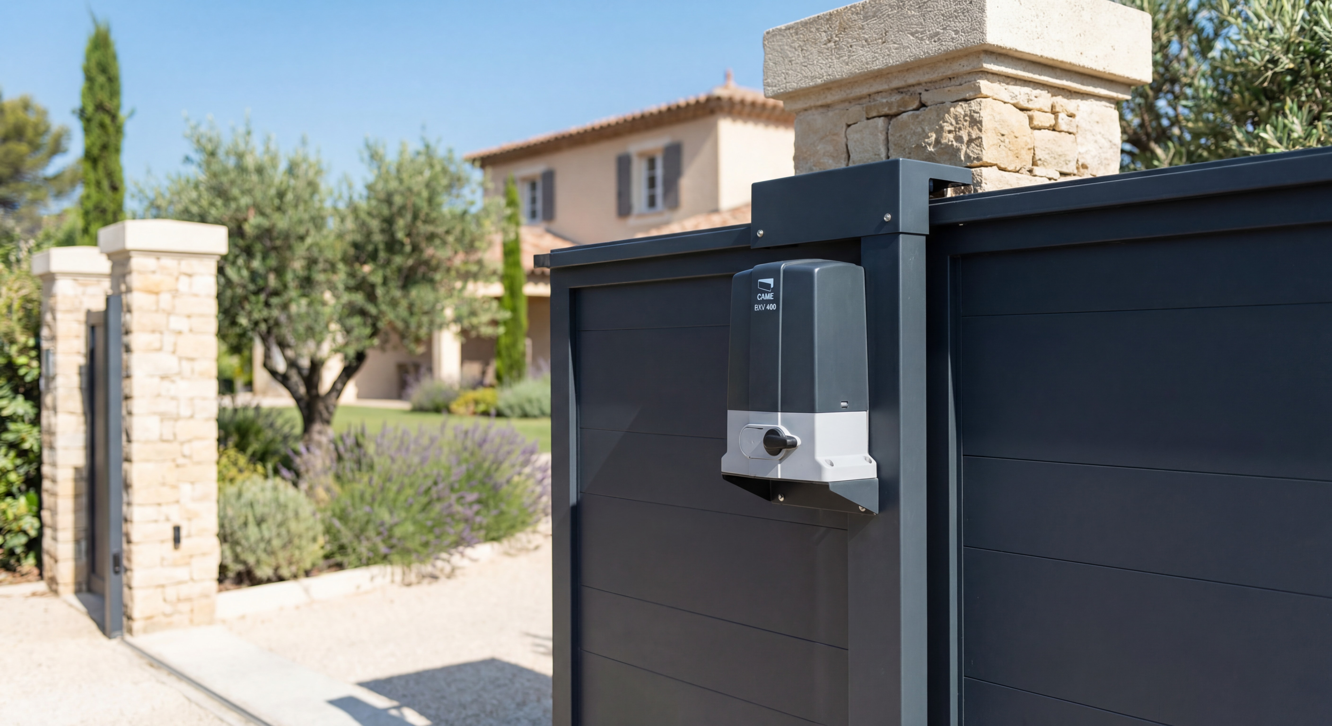 Motorisation CAME BXV 400 installée sur un portail coulissant aluminium anthracite dans une propriété d