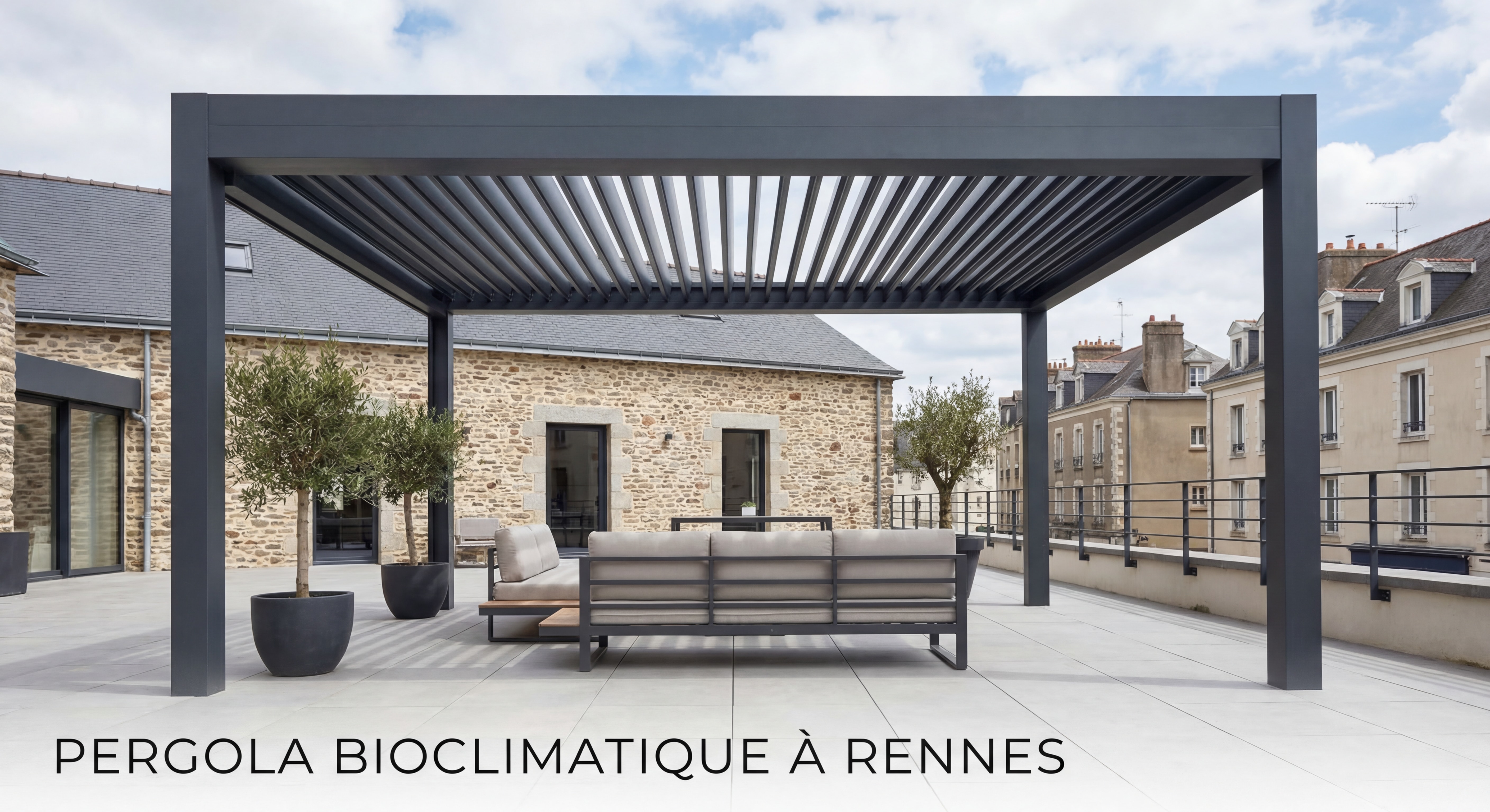 Pergola bioclimatique moderne en aluminium avec lames orientables installée sur une terrasse contemporaine à Rennes