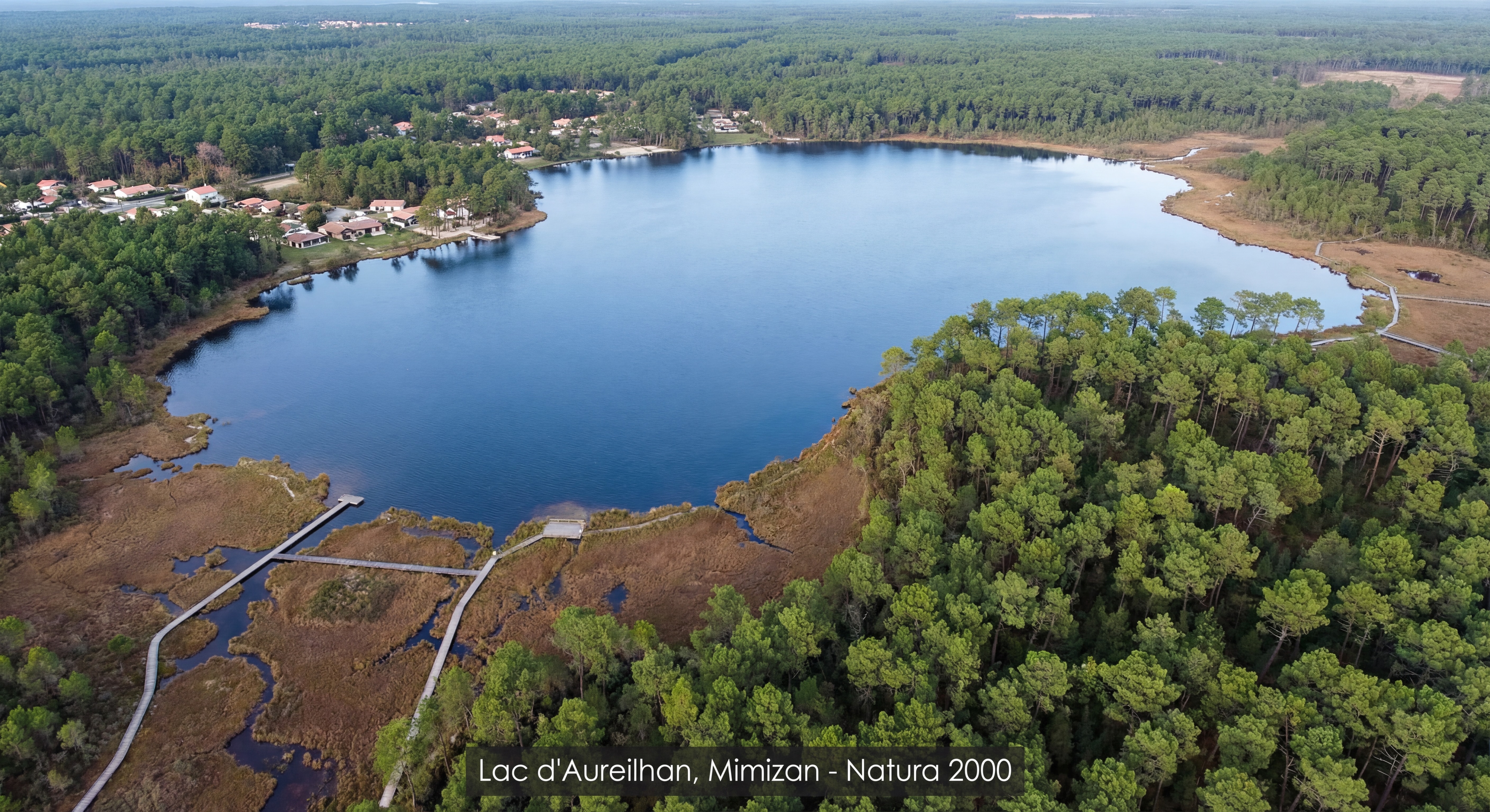 Vue aérienne du lac d'Aureilhan à Mimizan, Landes, entouré de forêt de pins et zones humides classées Natura 2000