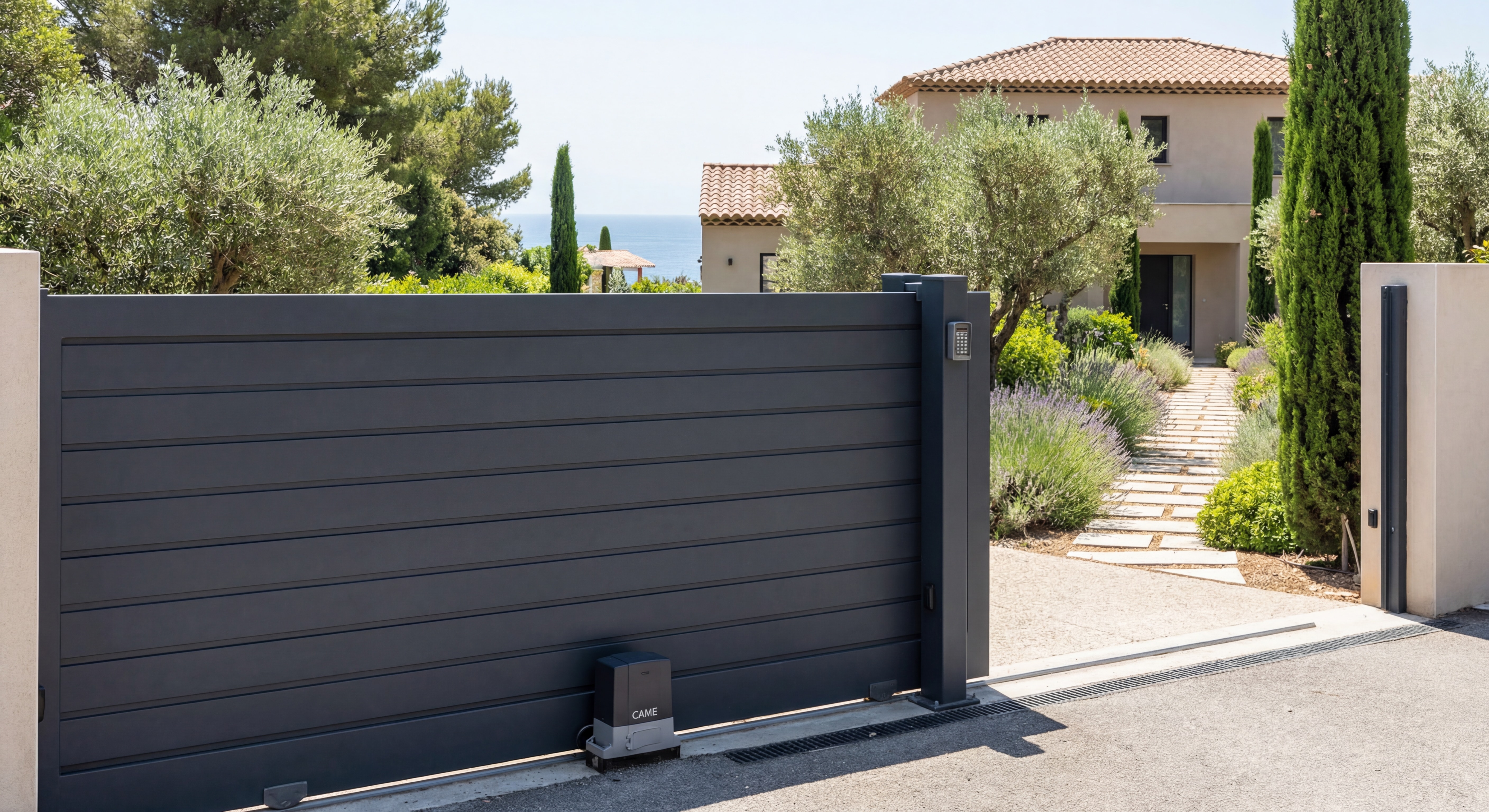 Portail aluminium sur mesure gris anthracite motorisé CAME installé devant une villa marseillaise avec vue sur jardin provençal