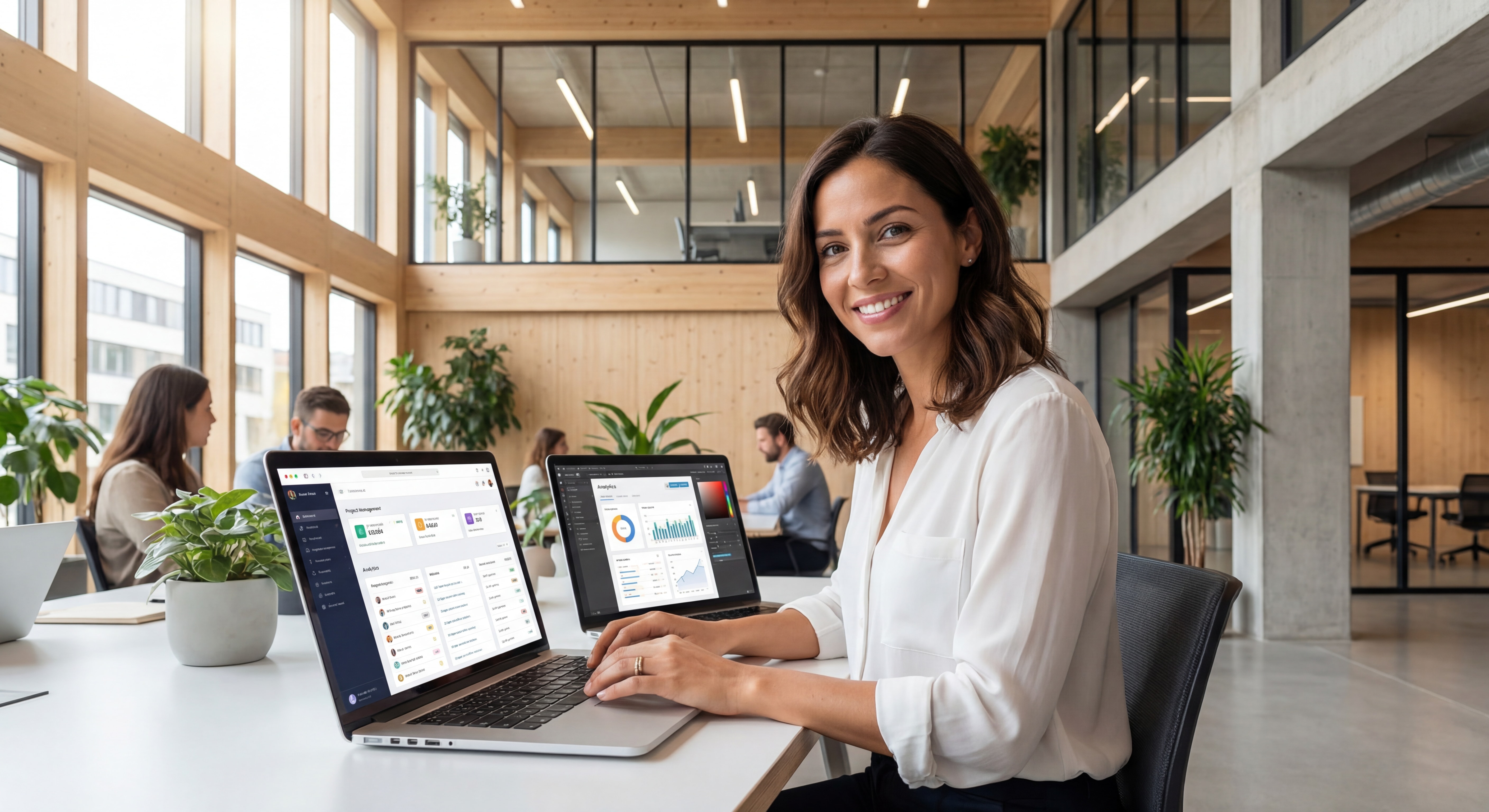 Indépendant(e) confiant(e) travaillant sur son laptop dans un espace de coworking moderne, entouré d'outils numériques sur ses écrans, lumière naturelle, ambiance professionnelle et inspirante