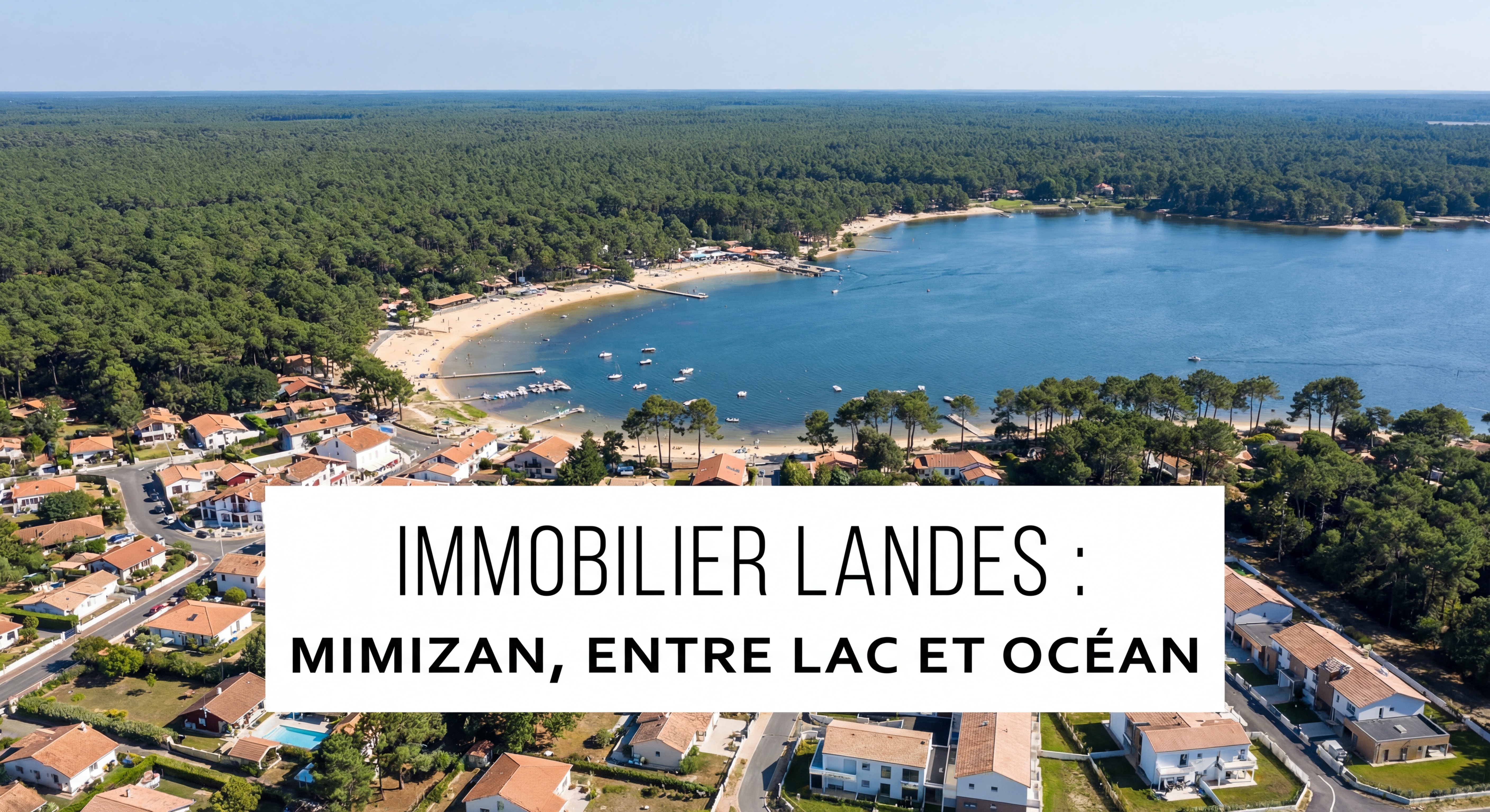 Vue aérienne de Mimizan montrant la forêt de pins maritimes en arrière-plan, le lac de Mimizan et les premières maisons du bourg — immobilier Landes