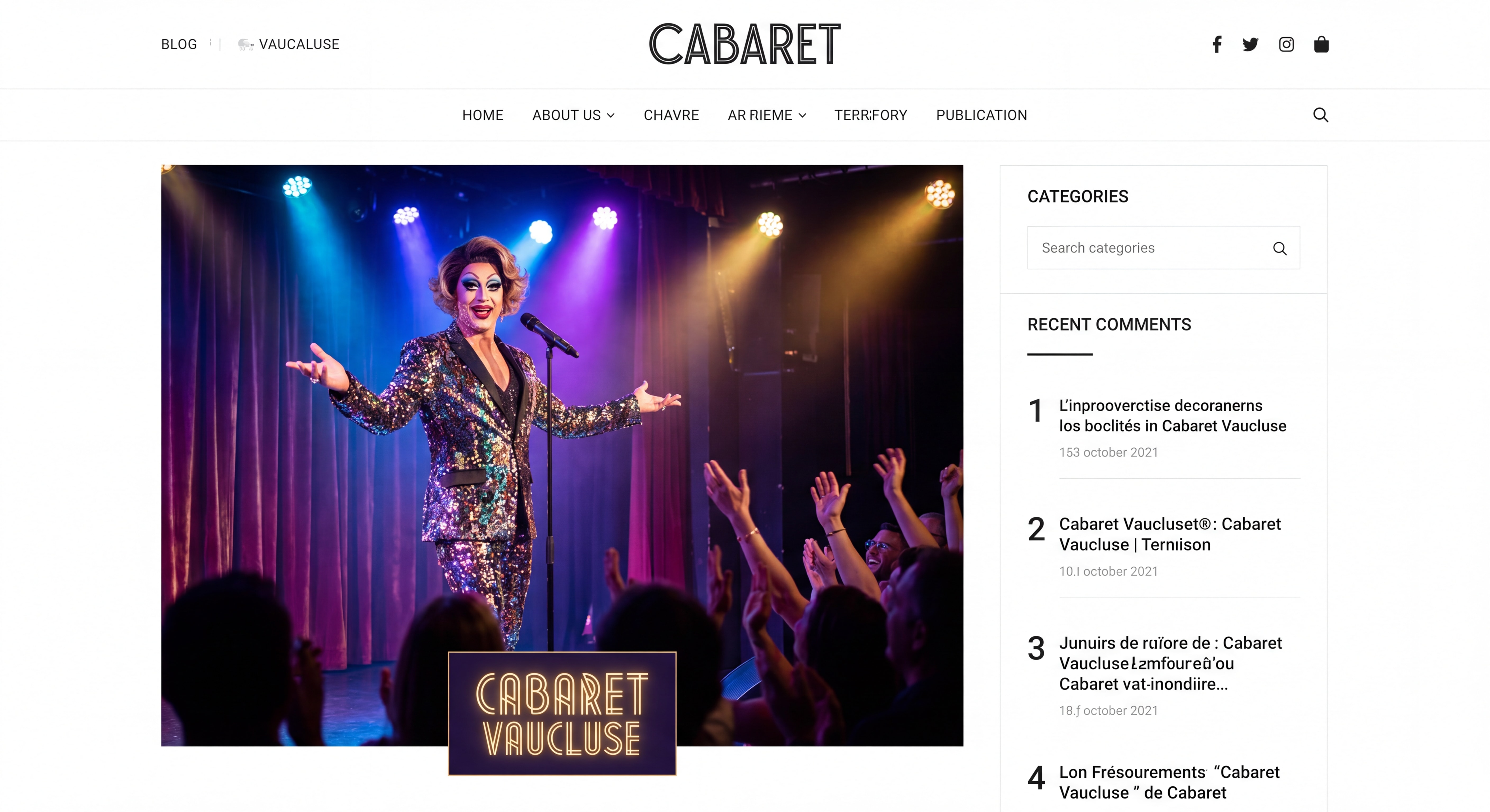 Artiste transformiste en costume pailleté sur scène lors d'un spectacle cabaret en Vaucluse, lumières colorées et public en liesse