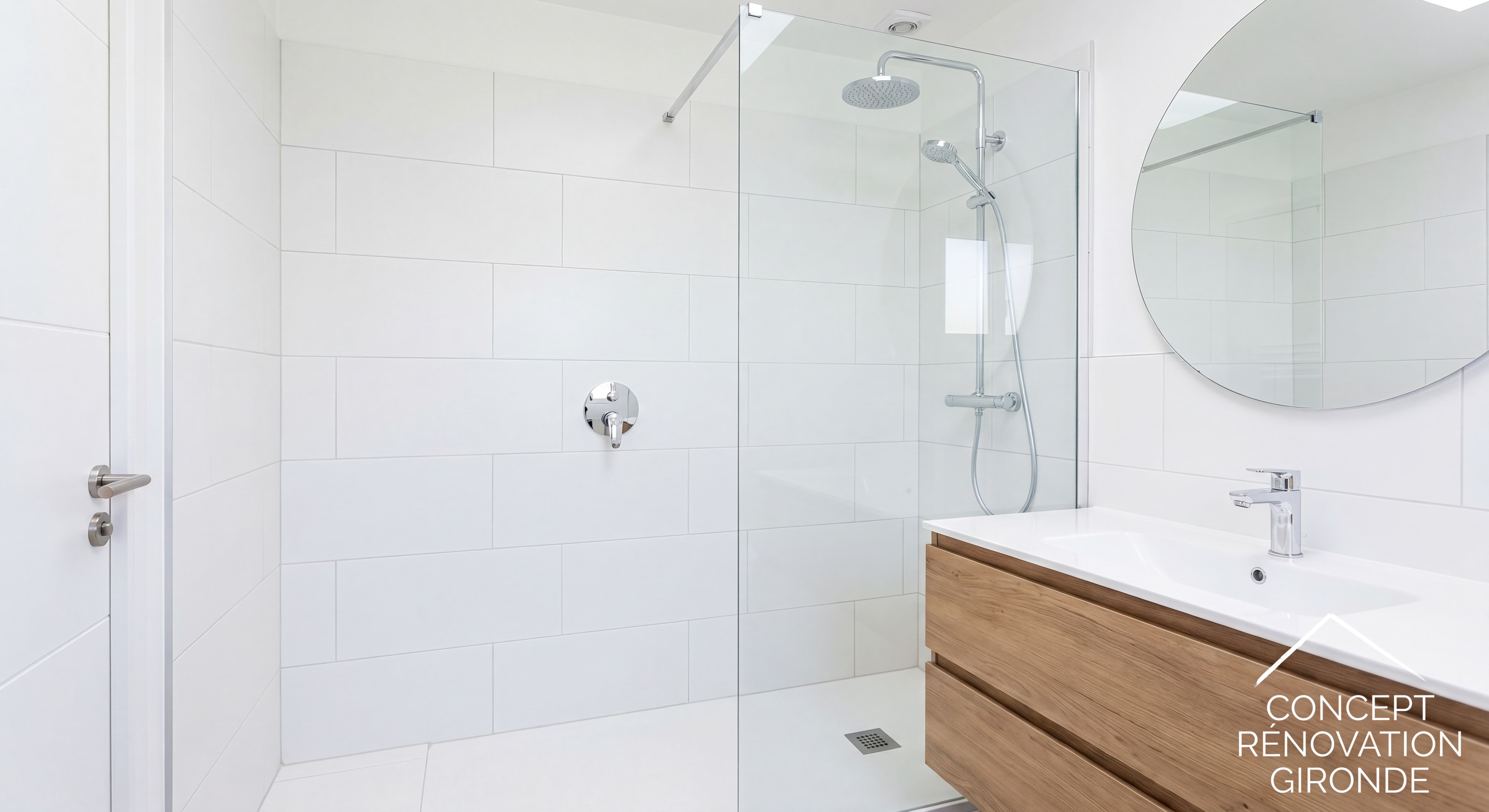 Salle de bain moderne rénovée avec douche à l'italienne, robinetterie chromée et carrelage blanc épuré — chantier Concept Rénovation Gironde