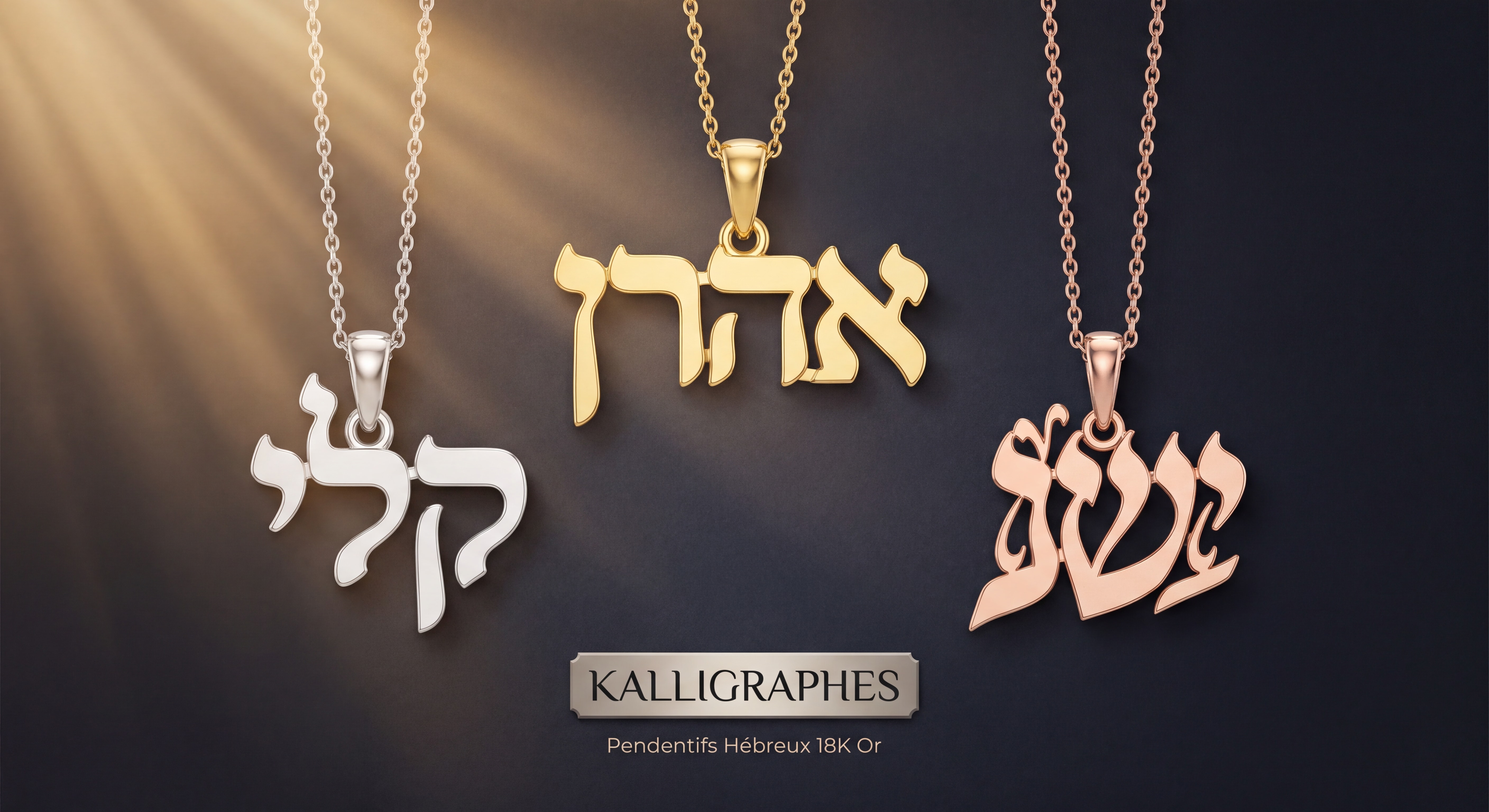 Pendentifs hébreux Aaron Kali en or jaune, blanc et rose 18k — Kalligraphes lettres hébraïques sur fond sombre avec lumière dorée