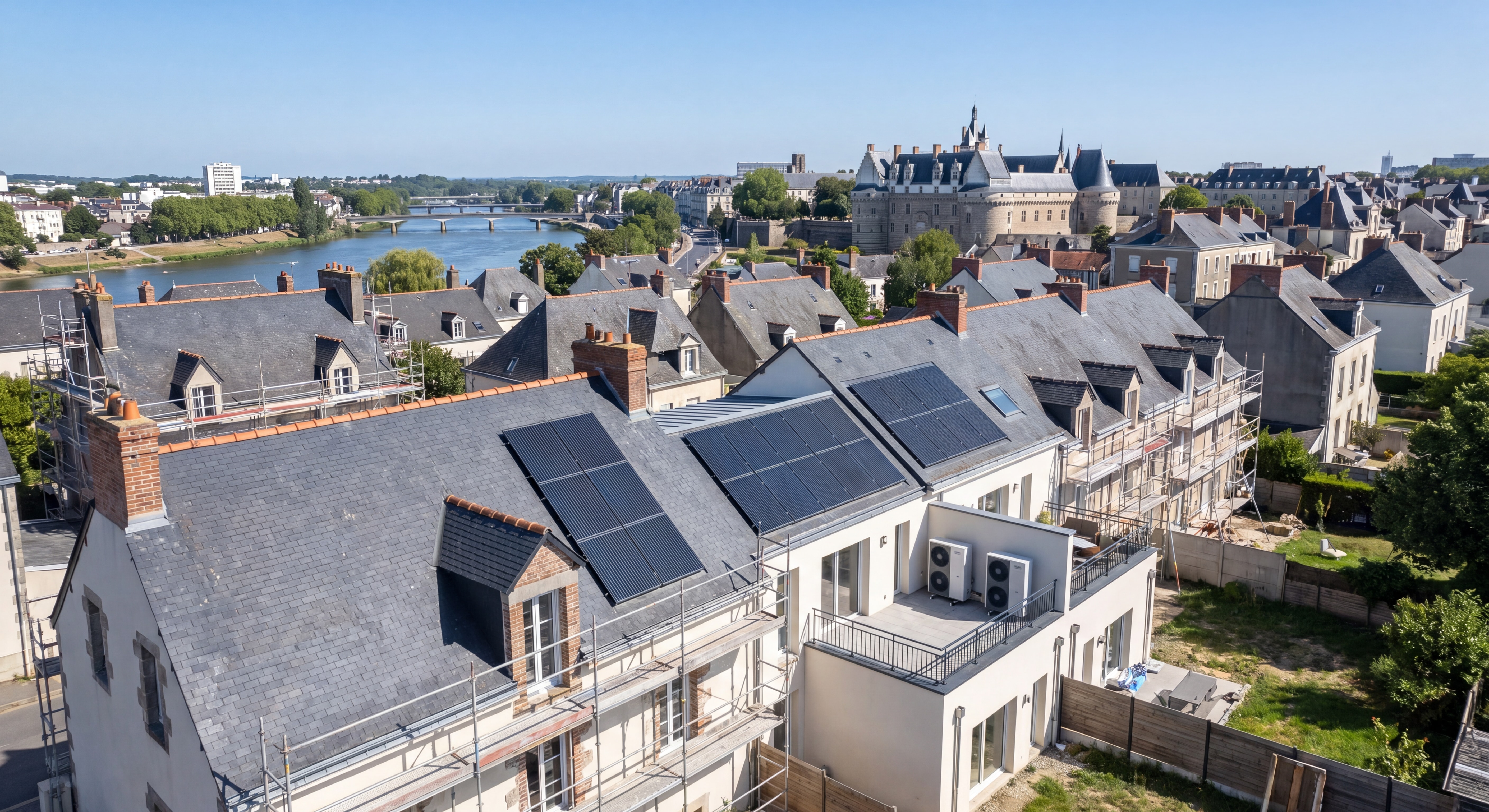 Vue aérienne de Nantes avec des maisons en cours de rénovation énergétique, pompe à chaleur et panneaux solaires visibles sur les toits du quartier