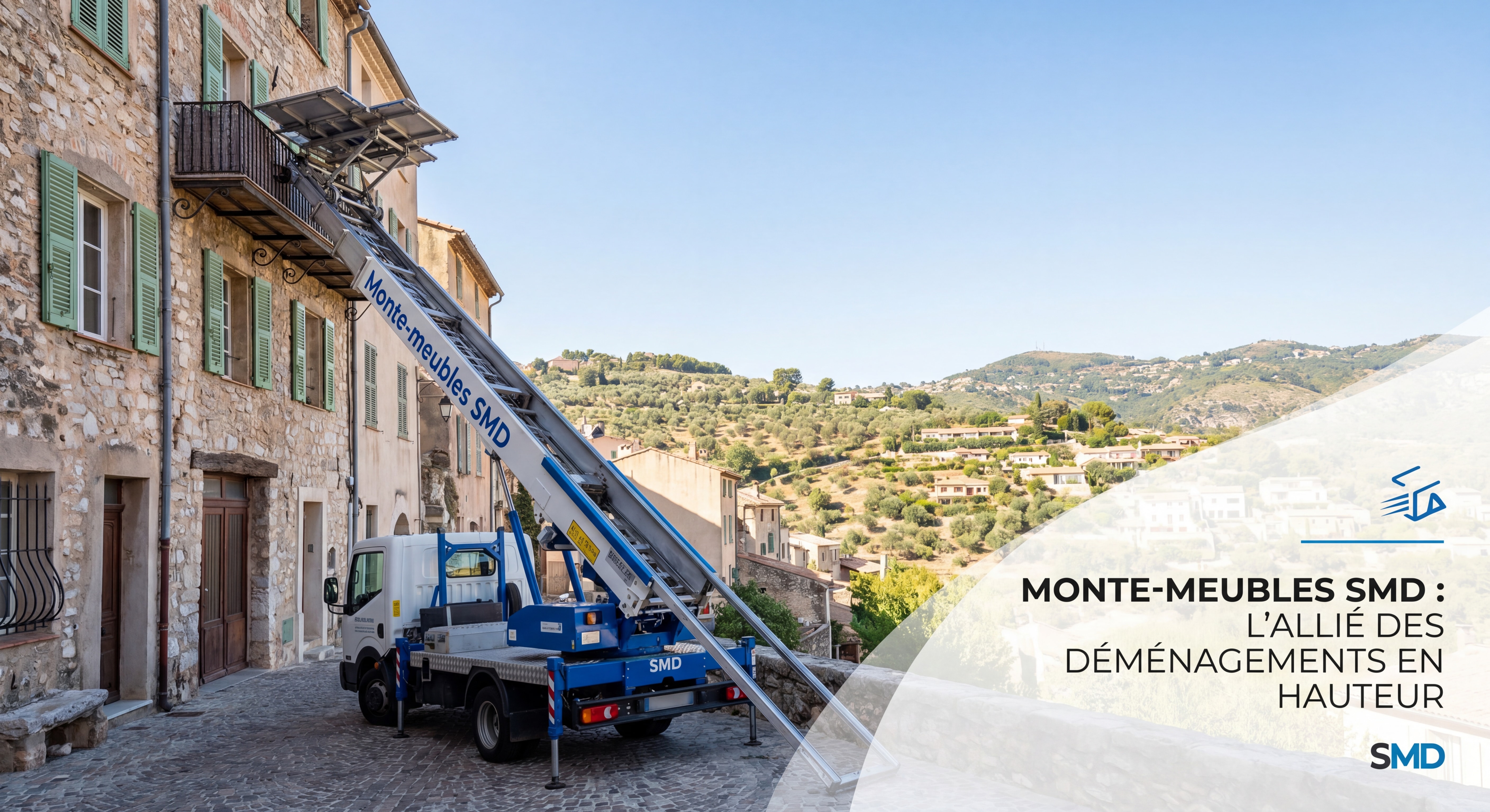 Monte-meubles SMD en action dans une ruelle pittoresque de Grasse avec vue panoramique sur les collines environnantes