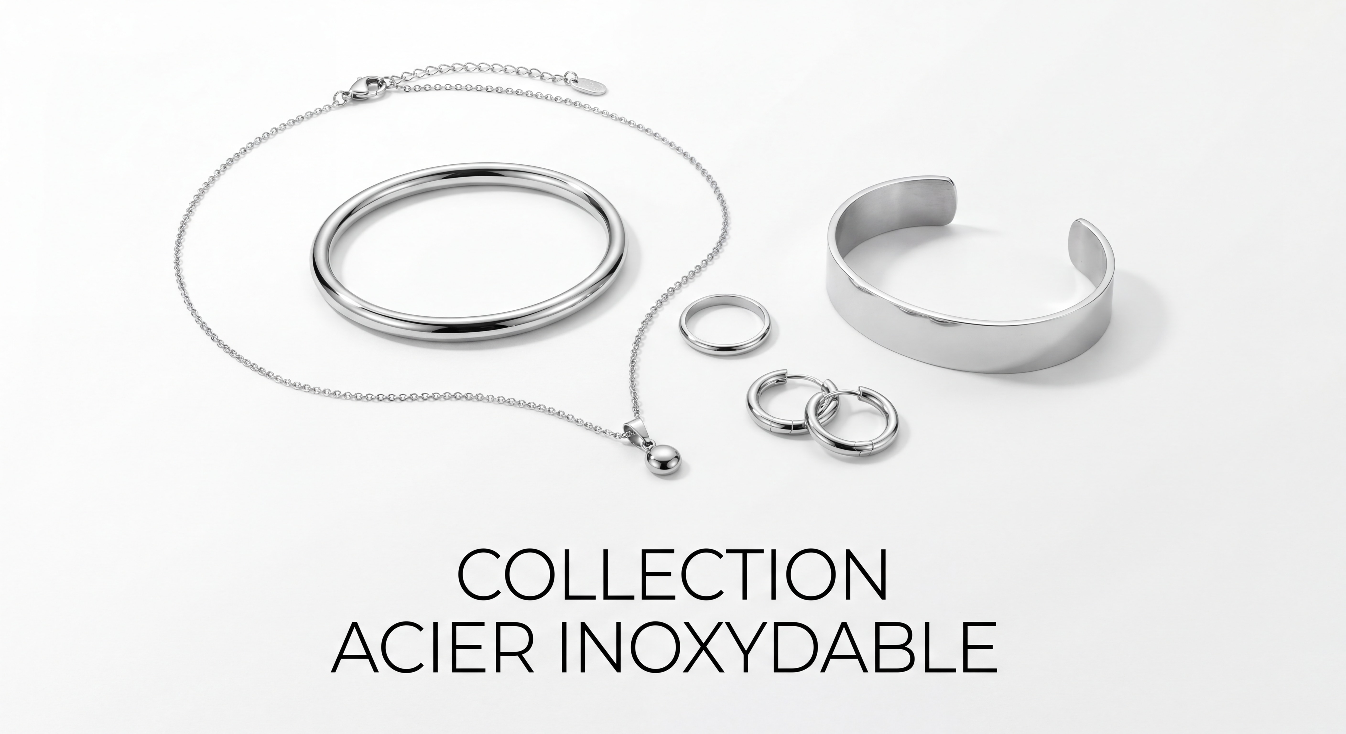 Collection de bijoux en acier inoxydable 316L disposés élégamment sur fond blanc épuré — collier chaîne, bracelet jonc, bague minimaliste, créoles et bracelet manchette