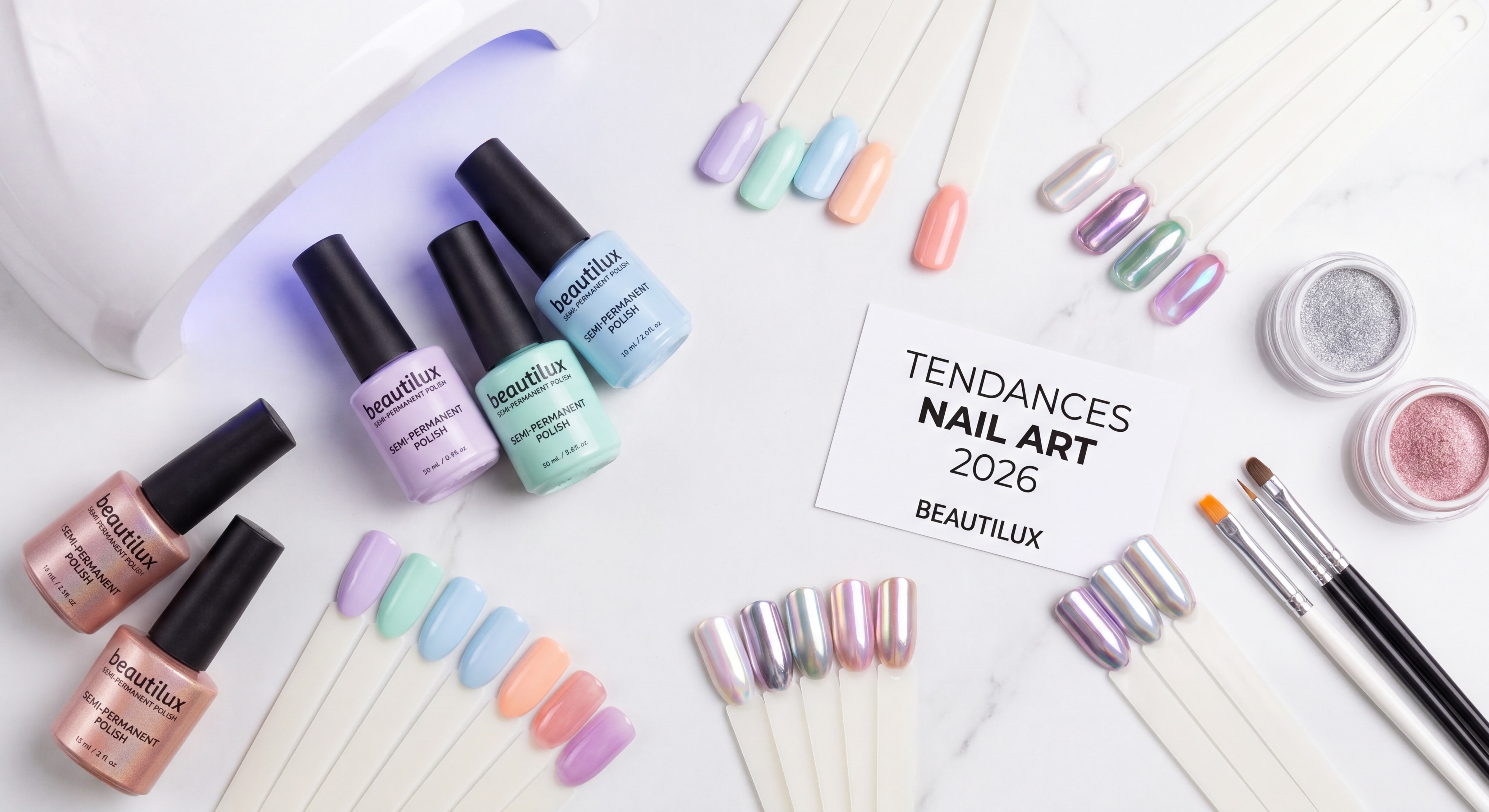 Flat lay de manucures nail art tendances 2026 avec vernis semi-permanent Beautilux, couleurs pastels, chrome et jelly nails sur fond blanc élégant