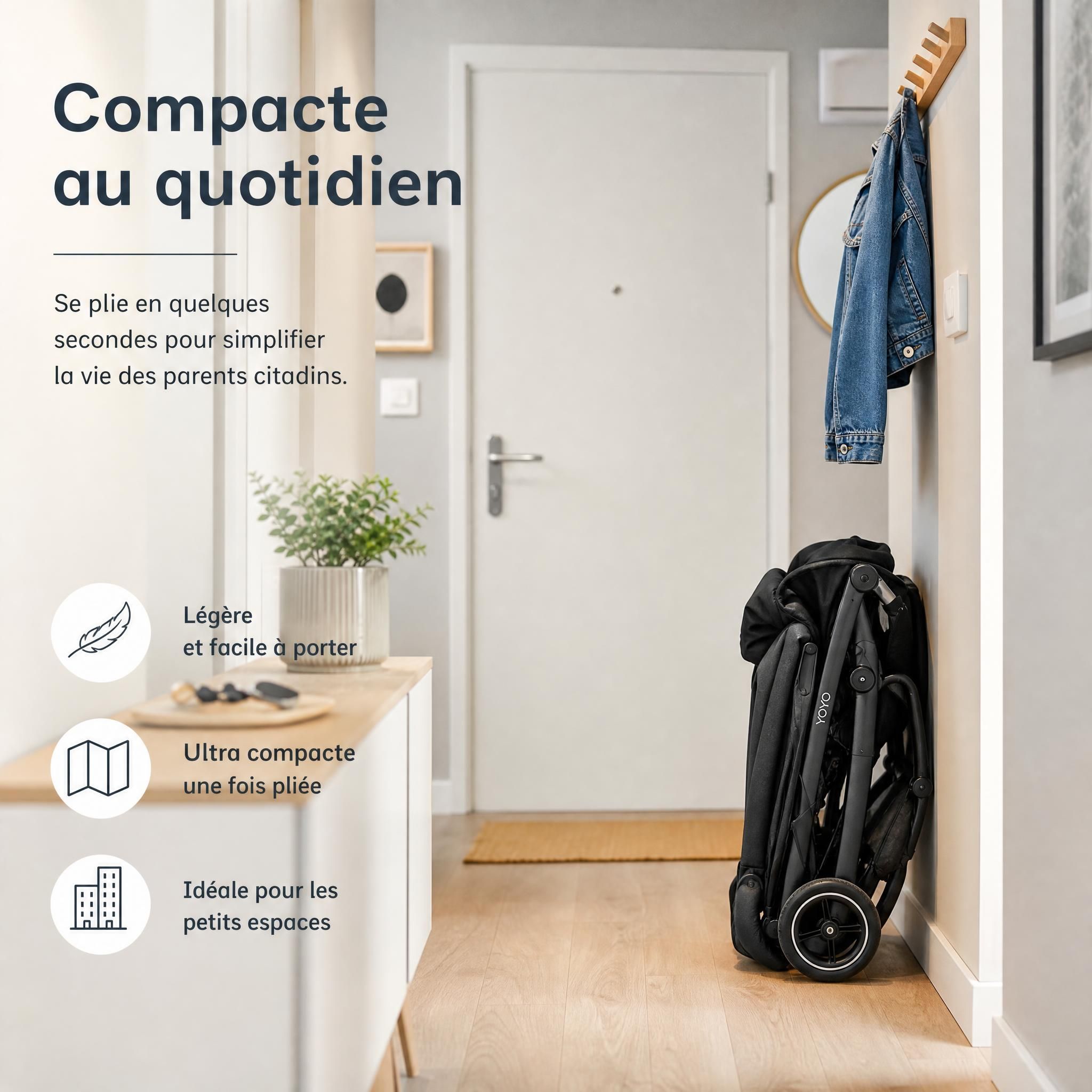 Poussette compacte pliée facilement dans un couloir d'appartement, illustrant la praticité pour les parents citadins