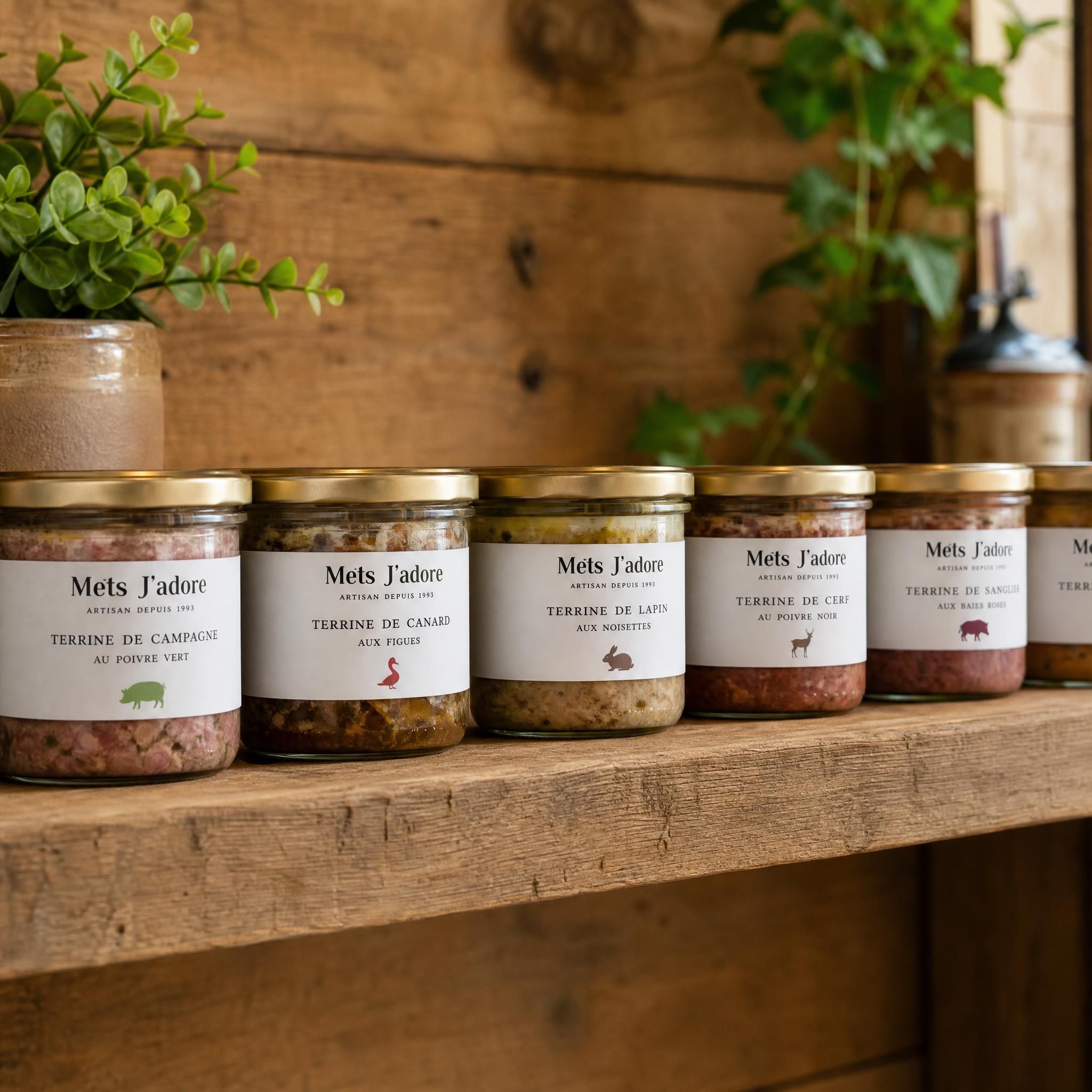 Bocaux de terrines artisanales Mets J'adore alignés sur une étagère en bois rustique, lumière naturelle chaleureuse