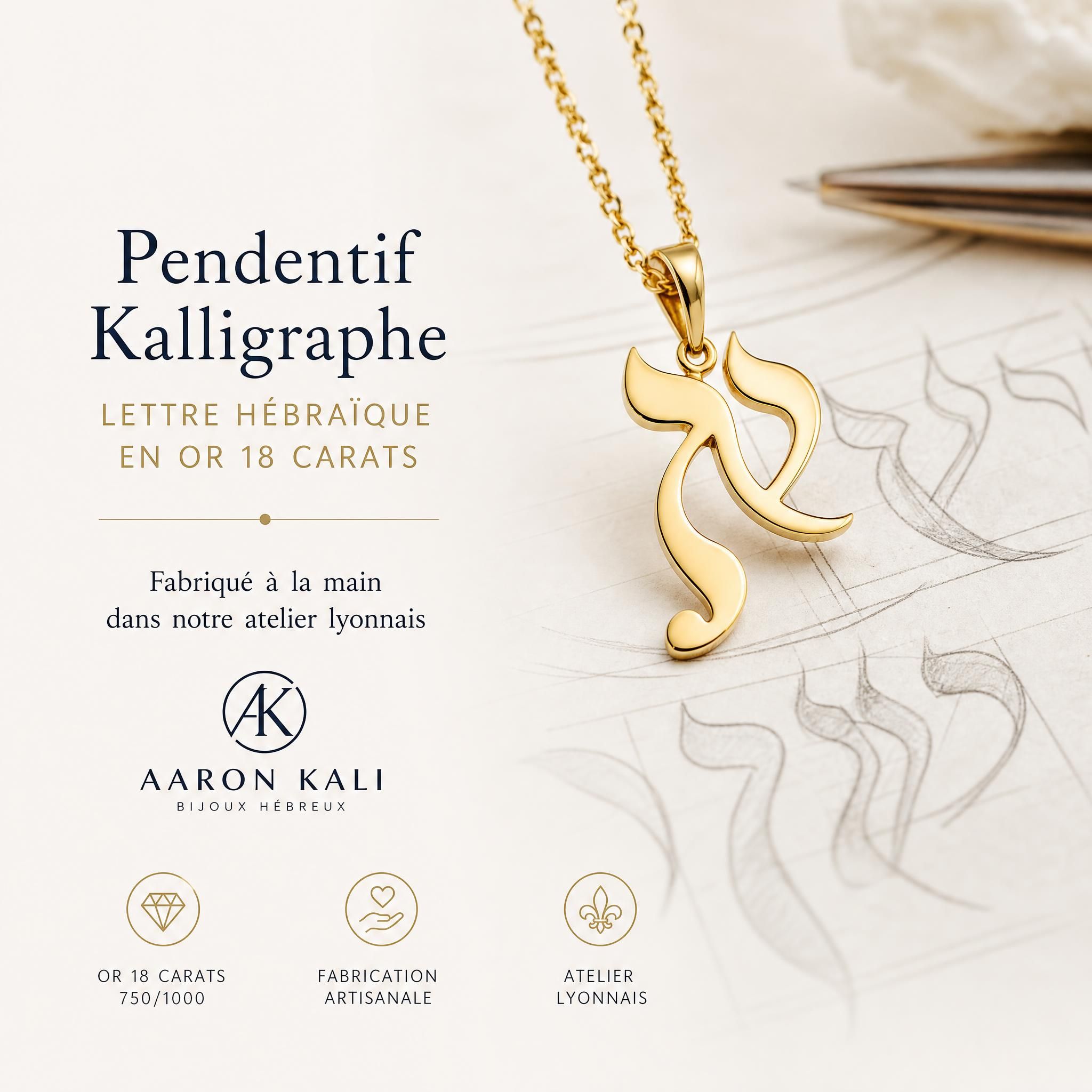 Pendentif Kalligraphe en or 18 carats jaune avec lettre hébraïque, fabriqué à la main dans un atelier lyonnais — bijou hébreu symbolique Aaron Kali