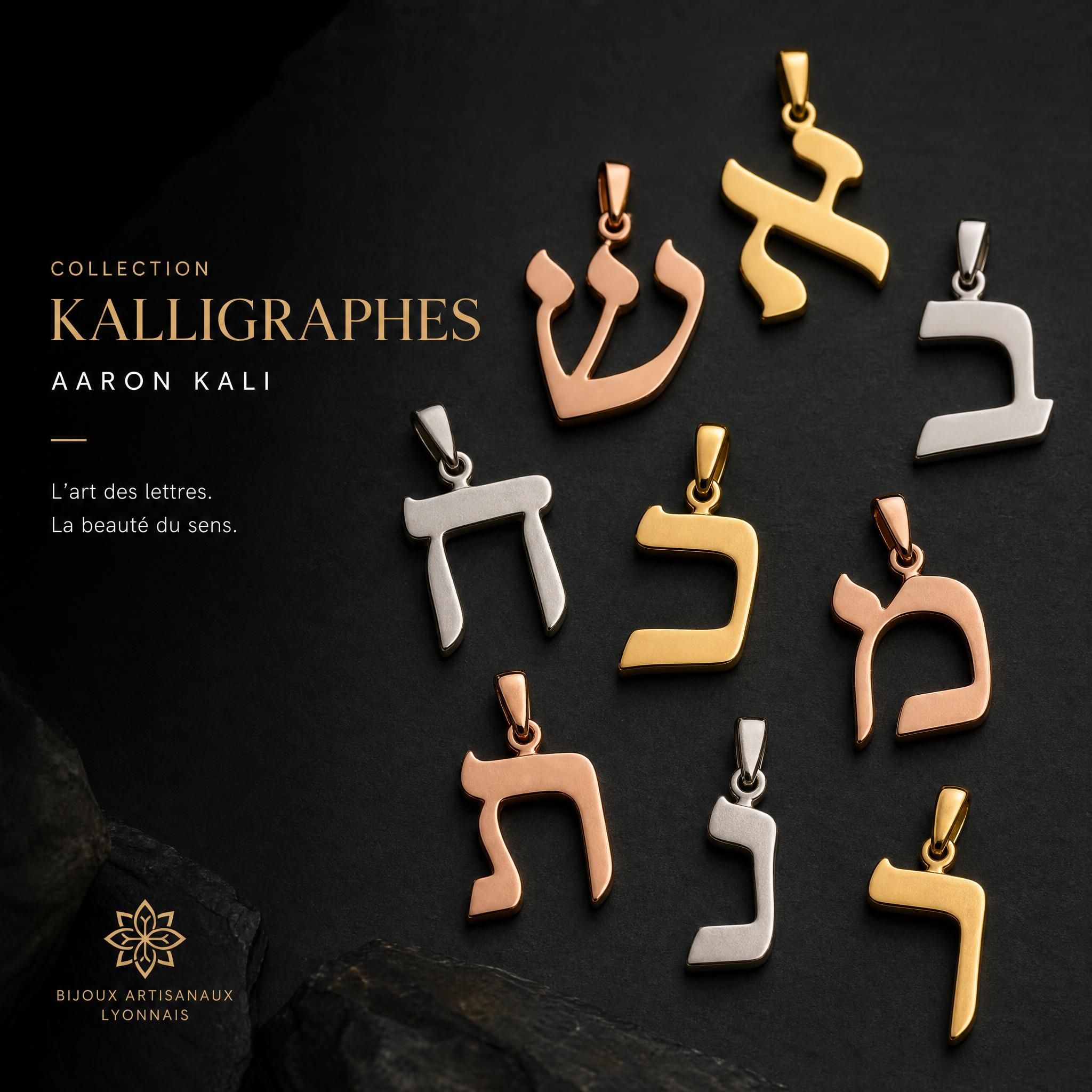 Collection Kalligraphes Aaron Kali — plusieurs lettres hébraïques en or 18k jaune, blanc et rose, disposées sur fond sombre, bijoux artisanaux lyonnais