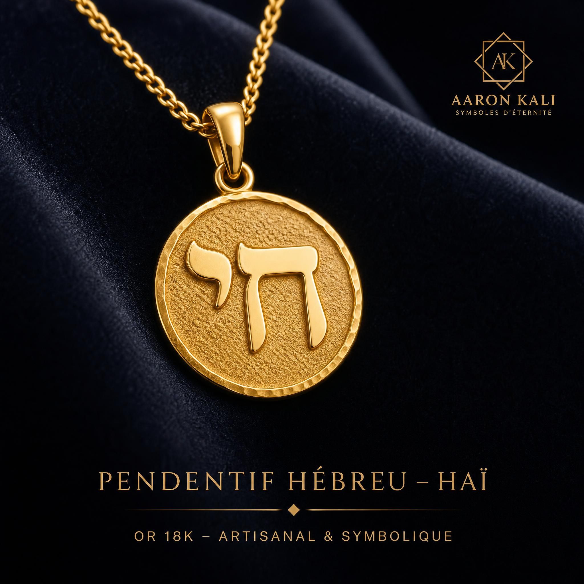 Pendentif hébreu en or 18k avec lettre Haï artisanalement façonné, posé sur un fond de velours sombre, bijou symbolique Aaron Kali