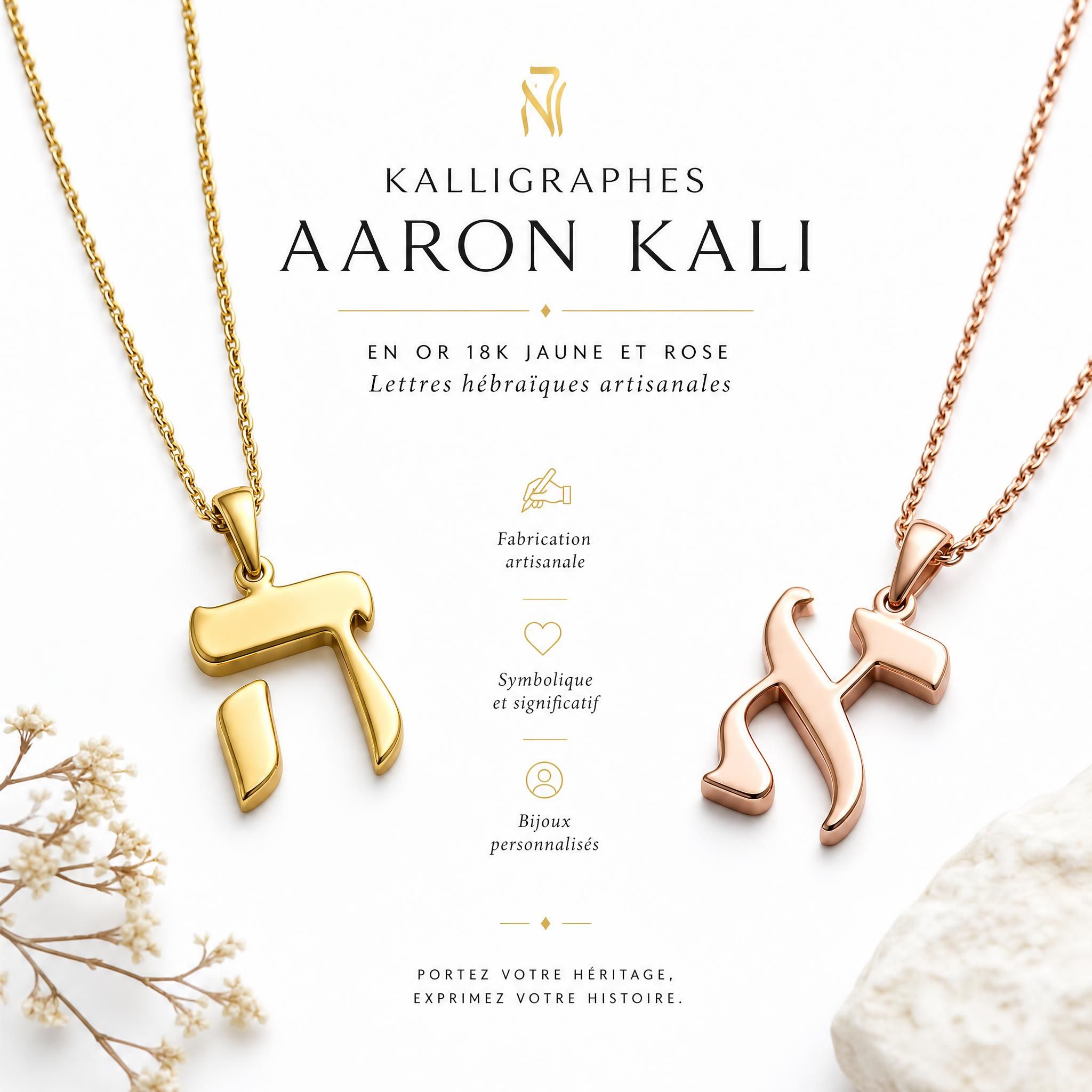 Kalligraphes Aaron Kali en or 18k jaune et rose, lettres hébraïques artisanales sur fond blanc épuré, bijoux symboliques personnalisés