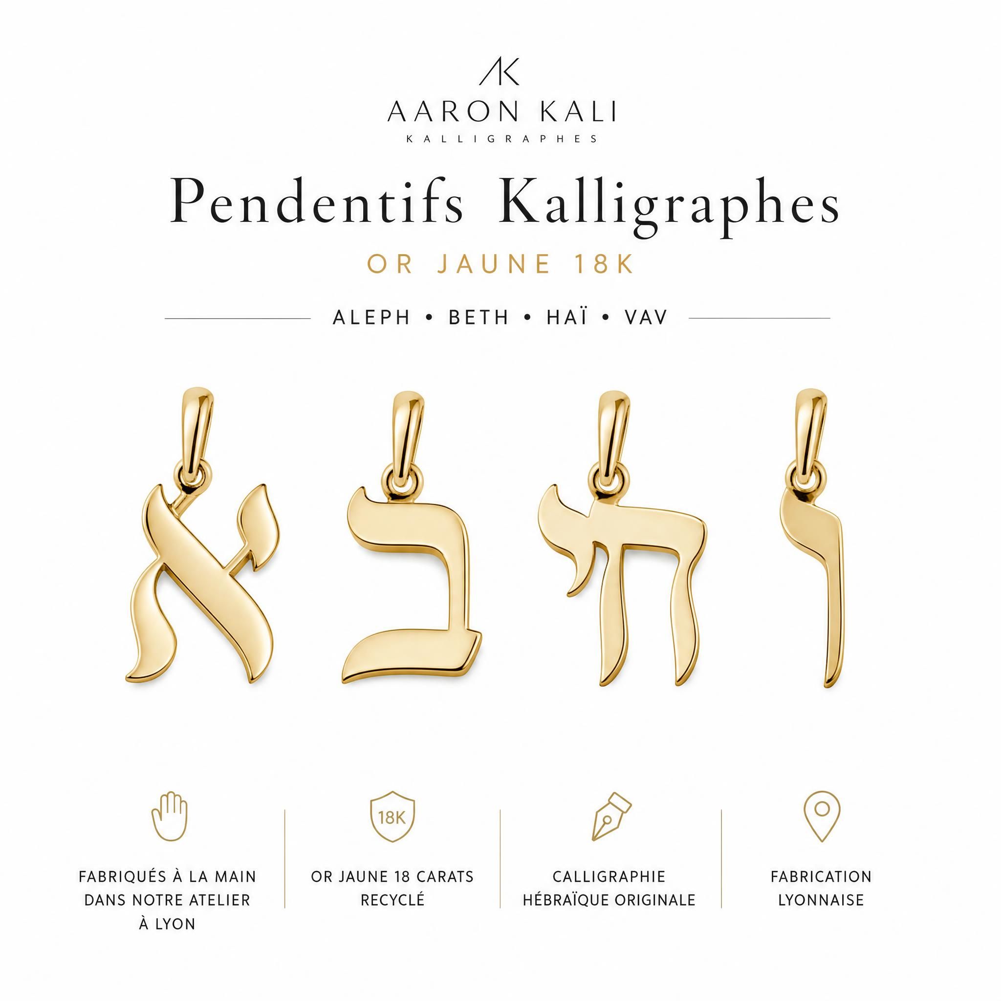 Pendentifs Kalligraphes Aaron Kali en or jaune 18k — lettres hébraïques Aleph, Beth, Haï et Vav disposées sur fond blanc, fabriqués à la main dans un atelier lyonnais