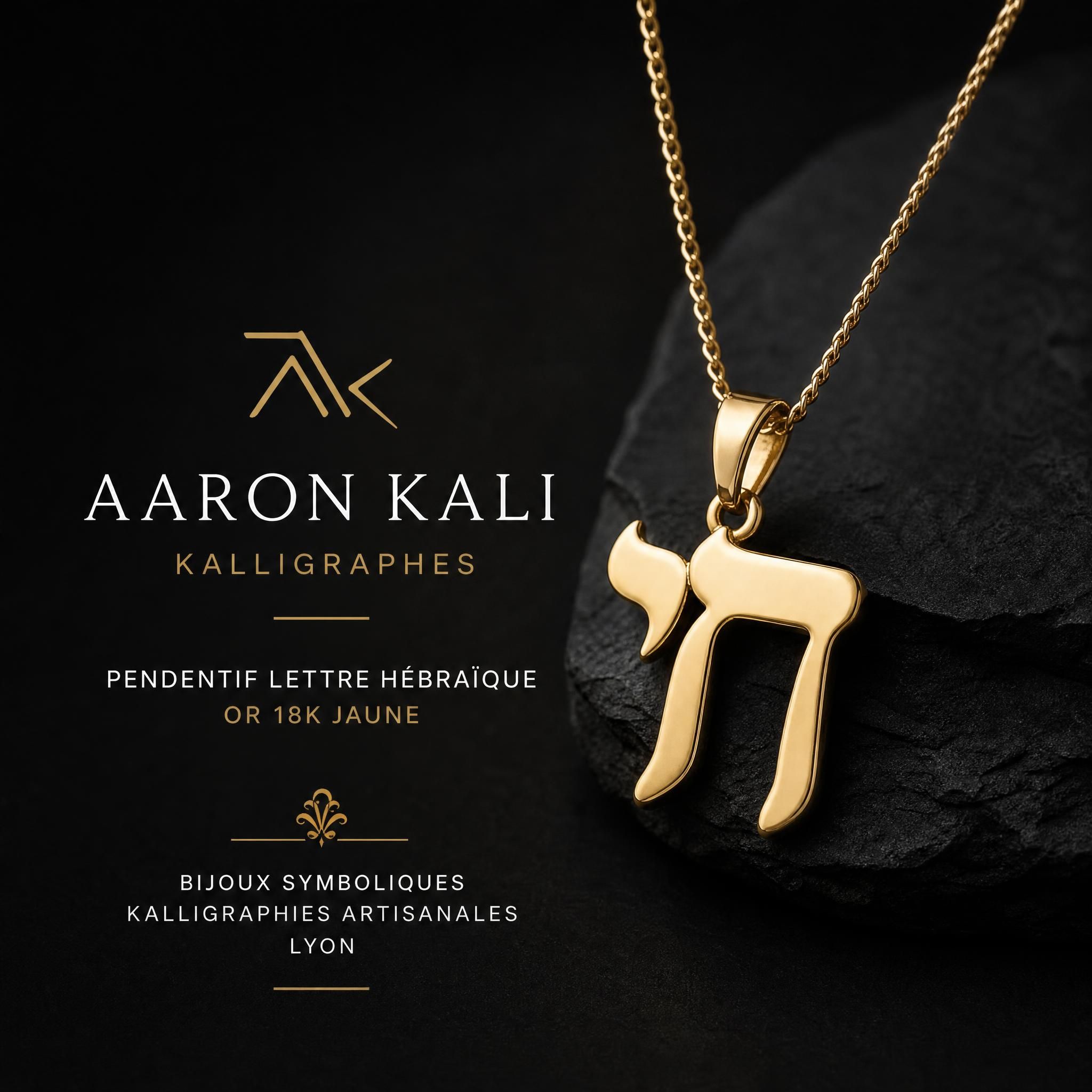 Pendentif lettre hébraïque en or 18k jaune sur fond sombre, bijou symbolique Aaron Kali Kalligraphes artisanal Lyon