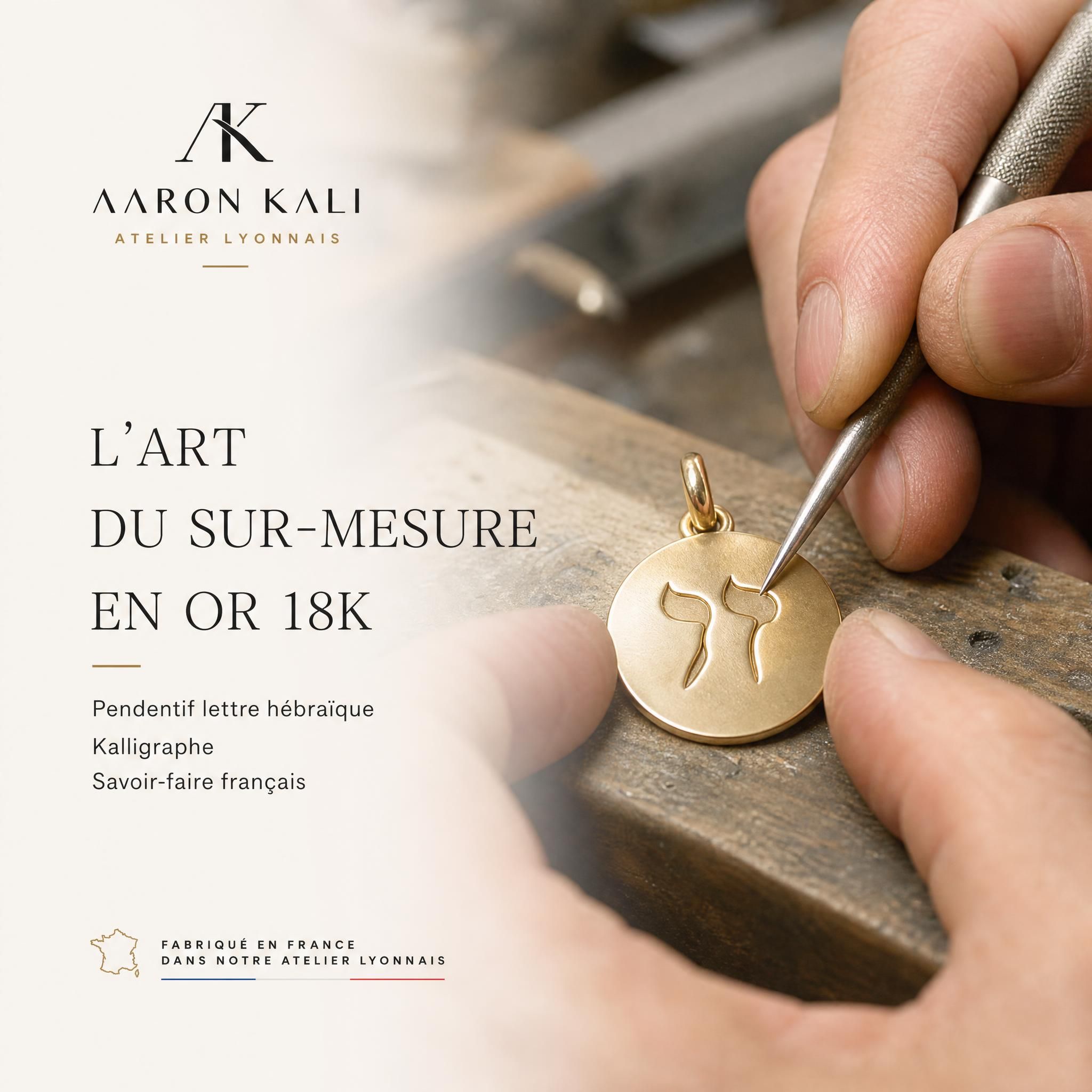 Atelier lyonnais Aaron Kali, mains d'artisan travaillant un pendentif en or 18k avec lettre hébraïque Kalligraphe, savoir-faire français