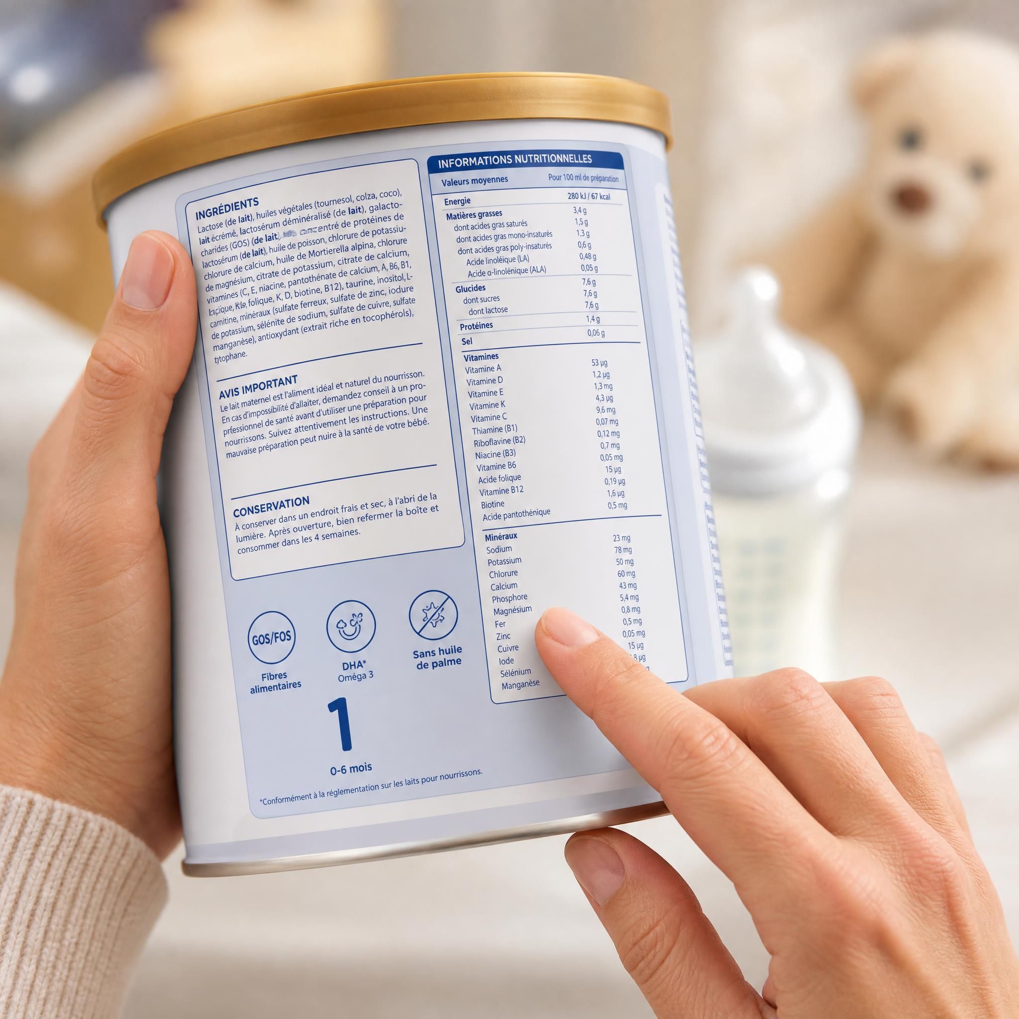Gros plan de mains parentales vérifiant les étiquettes d'une boîte de lait infantile avec attention