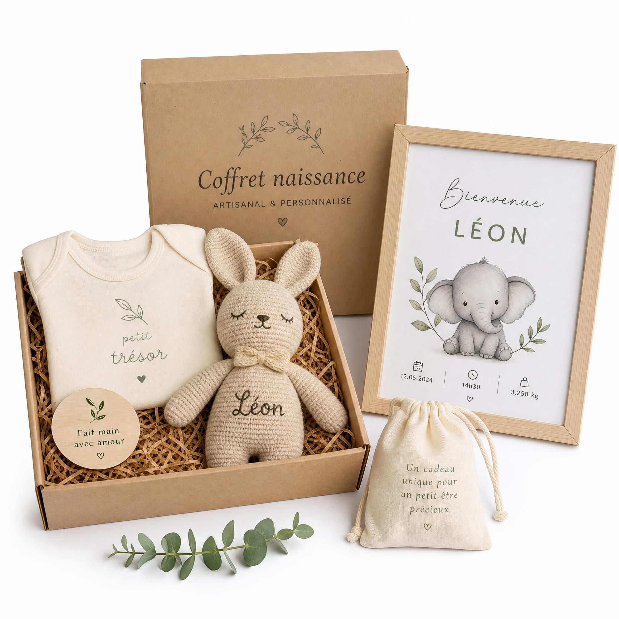Coffret cadeau naissance artisanal avec body coton bio, doudou brodé et affiche personnalisée sur fond blanc