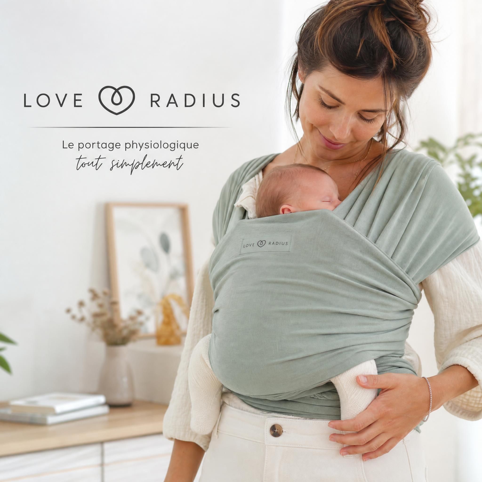 Maman portant son nouveau-né avec une écharpe de portage physiologique Love Radius, position kangourou