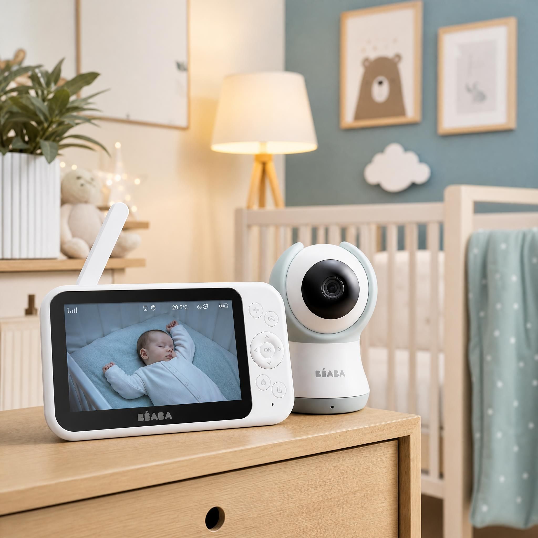 Babyphone vidéo moderne avec écran couleur posé sur une table de nuit, chambre bébé en arrière-plan