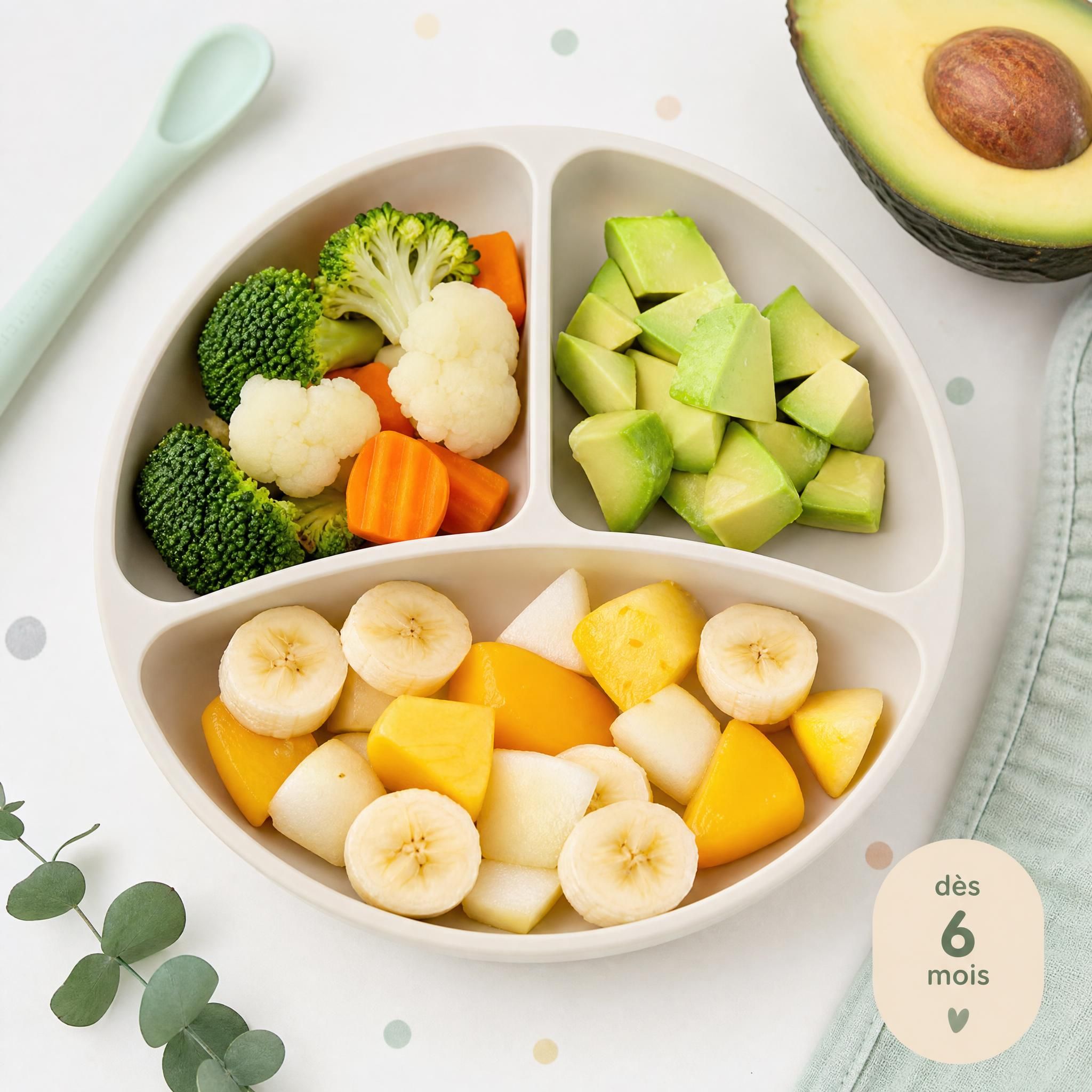 Plateau de diversification alimentaire bébé avec légumes vapeur colorés, avocat et morceaux de fruits - alimentation saine bébé 6 mois
