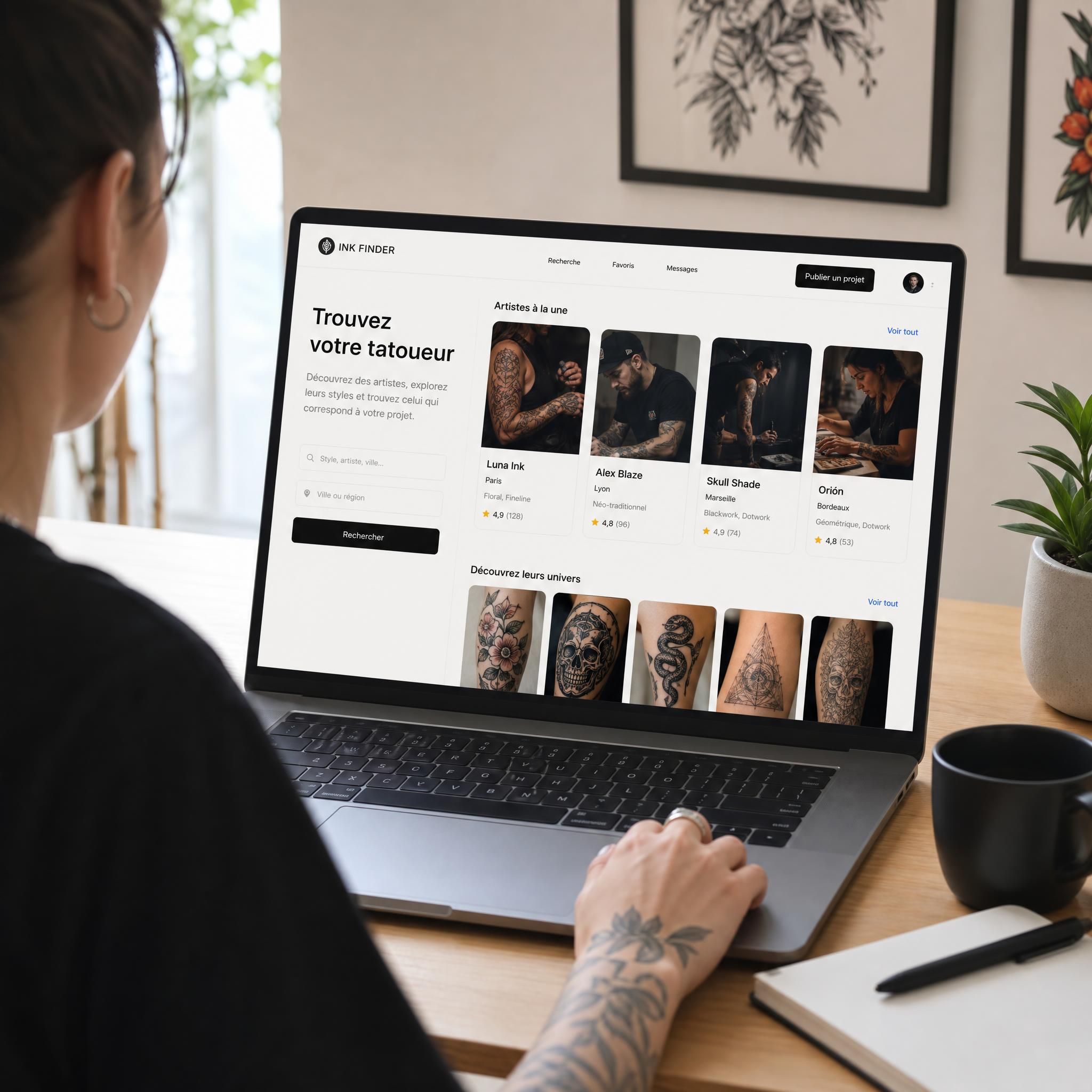 Illustration d'une personne naviguant sur une plateforme de recherche de tatoueurs sur ordinateur, avec des profils d'artistes et portfolios affichés à l'écran