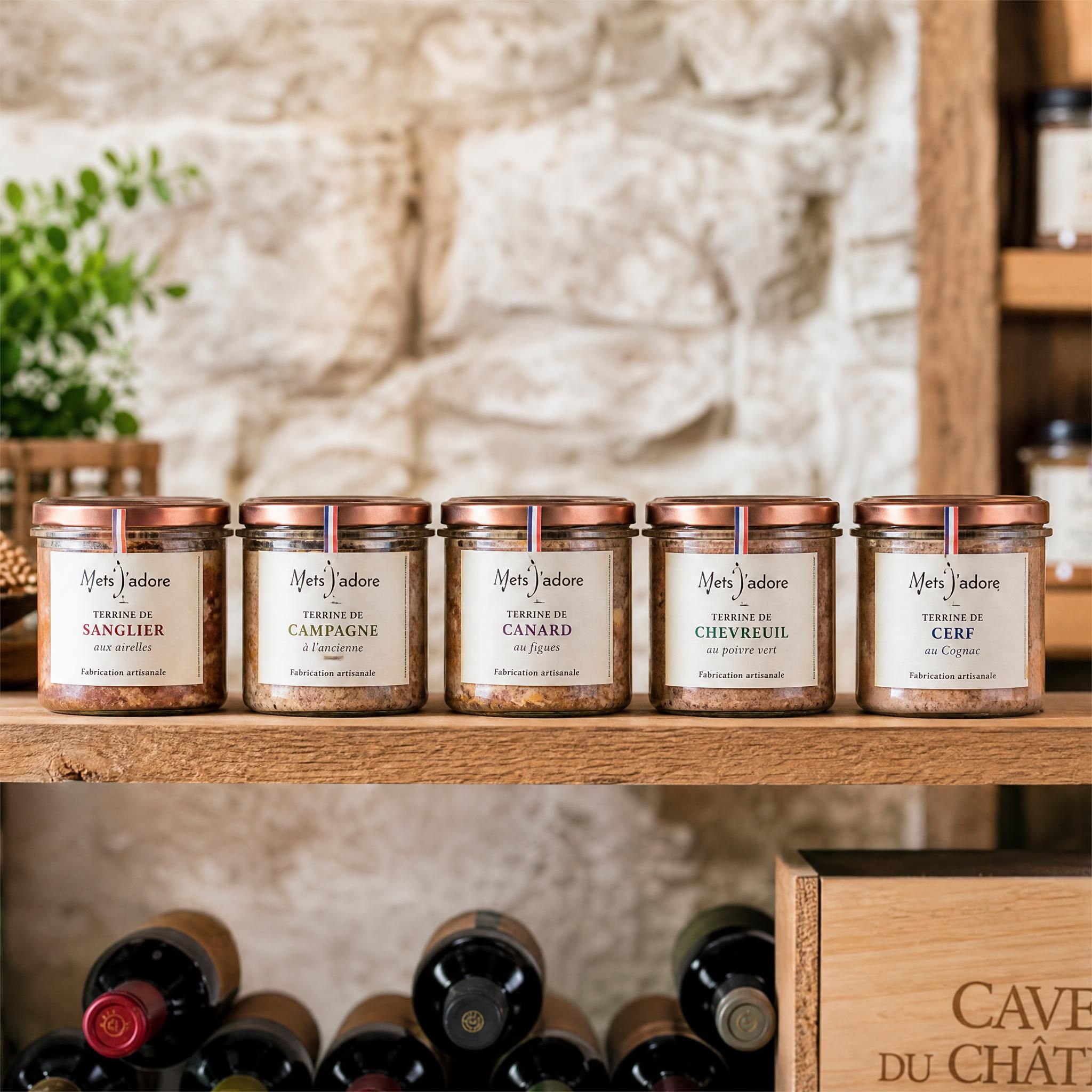 Bocaux de terrines artisanales Mets J'adore alignés sur une étagère en bois dans une cave fraîche et lumineuse