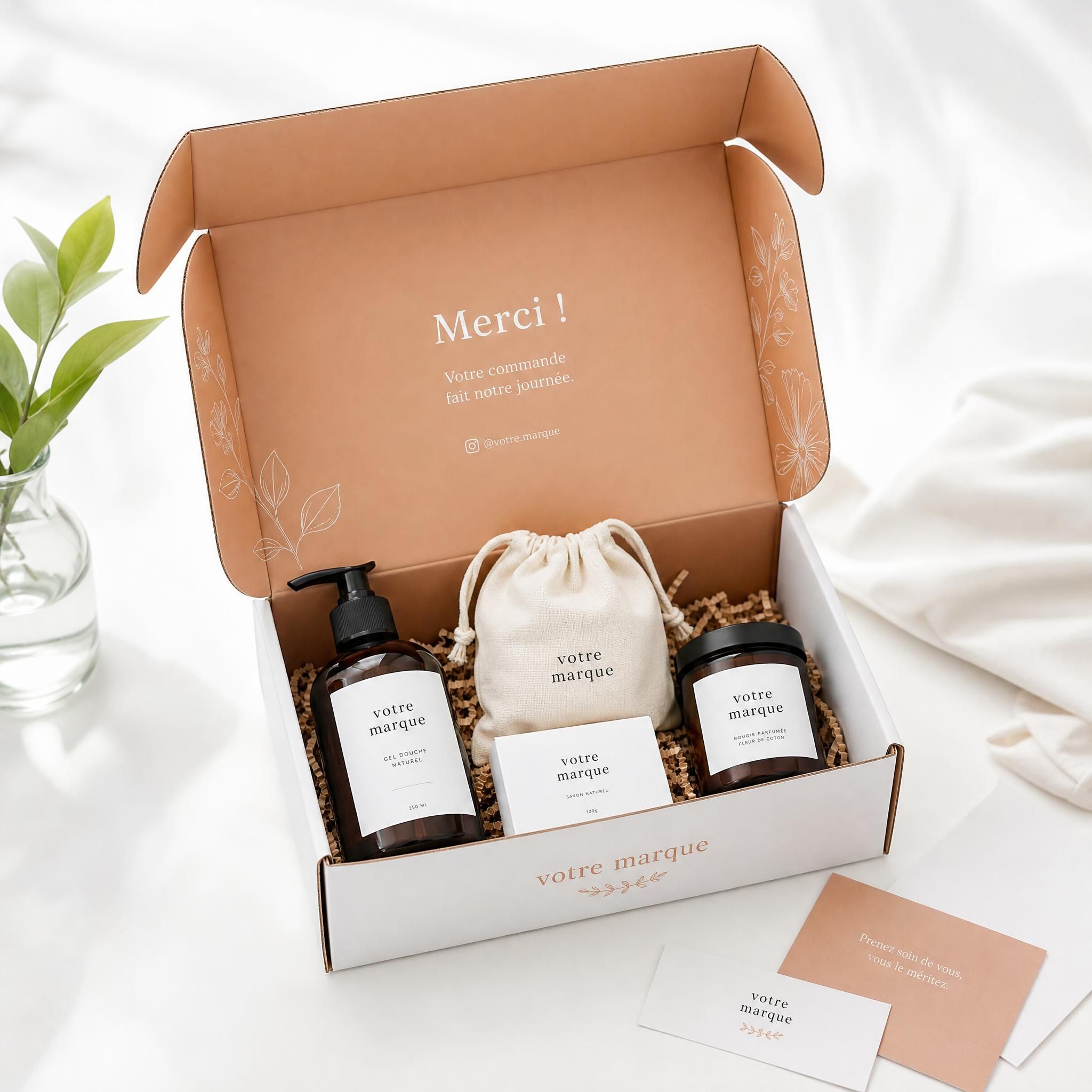 Expérience unboxing packaging personnalisé startup e-commerce - boîte premium ouverte avec produits disposés sur fond blanc, lumière naturelle