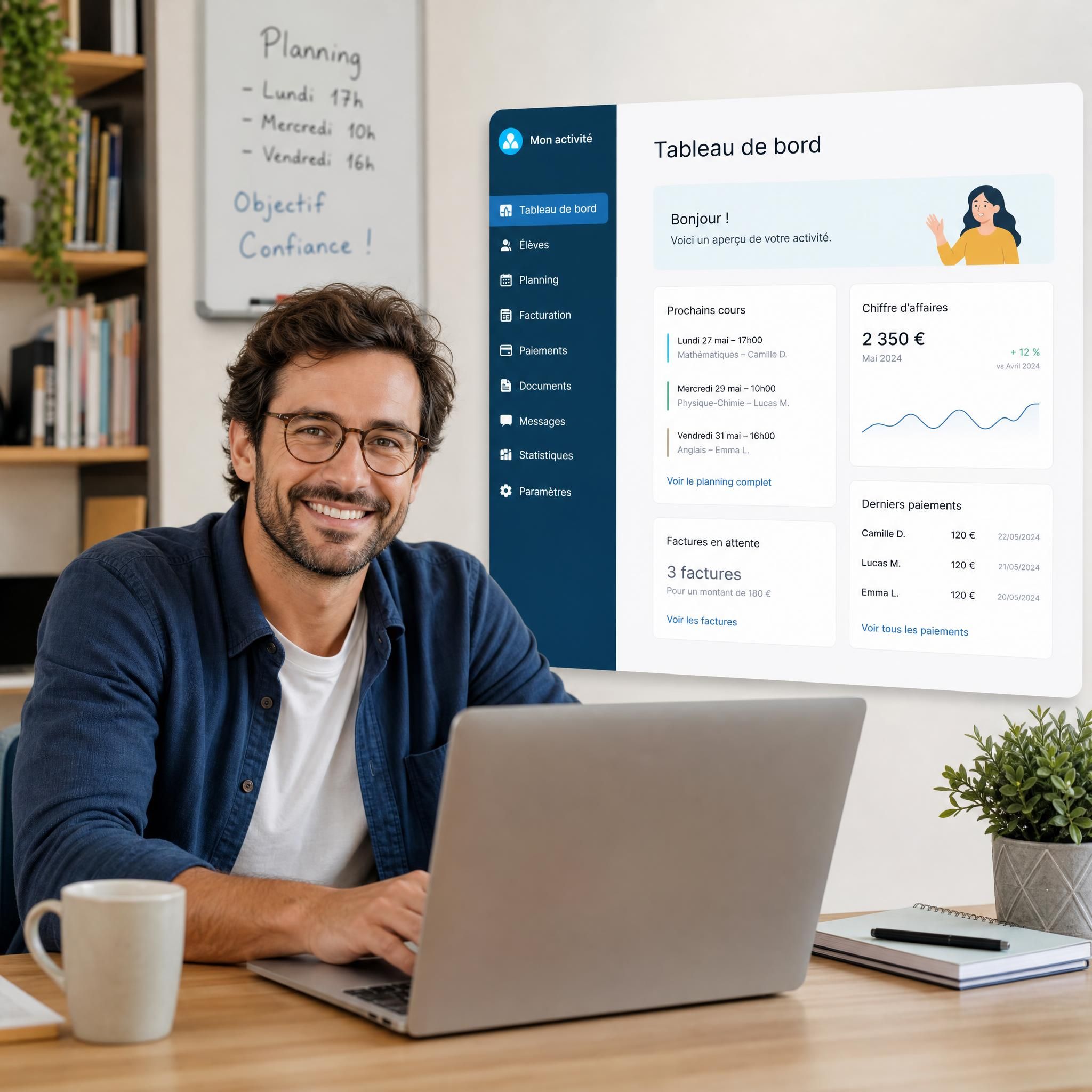 Professeur particulier indépendant souriant devant son ordinateur avec une interface de gestion administrative numérique ouverte, ambiance moderne et décontractée