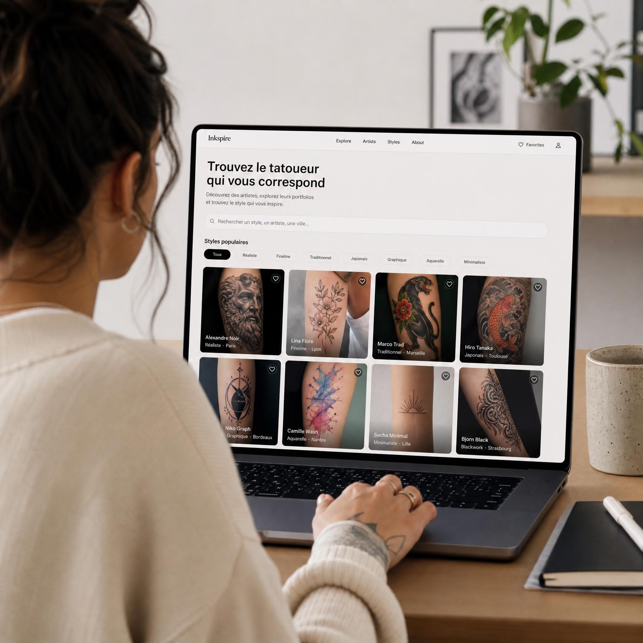 Illustration d'une personne naviguant sur une plateforme en ligne pour explorer des portfolios de tatoueurs, avec des exemples de styles variés sur l'écran