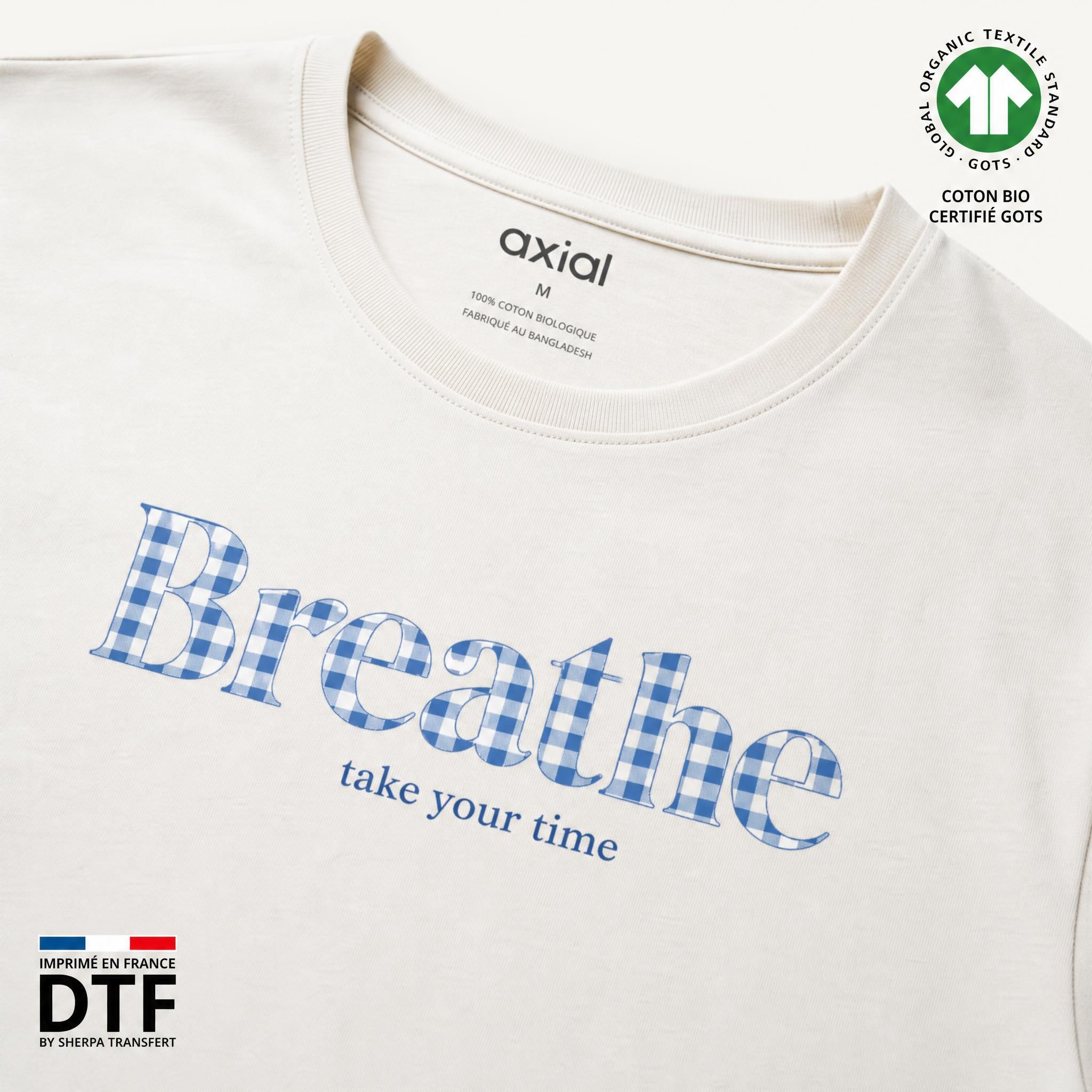 Détail d'un t-shirt Axial en coton bio certifié GOTS avec le visuel Breathe Vichy imprimé en DTF Made in France par Sherpa Transfert
