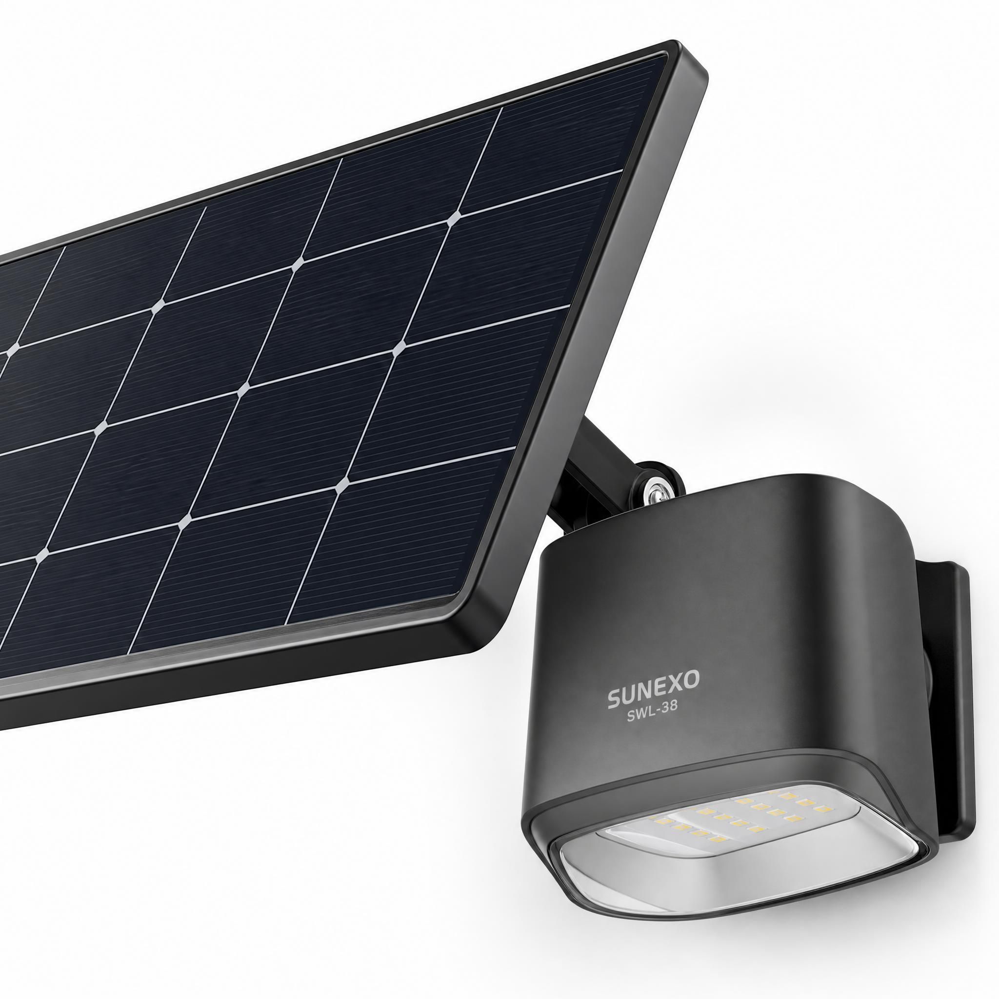 Gros plan sur le panneau solaire monocristallin et le design épuré de l'applique SWL-38 Sunexo, fond blanc