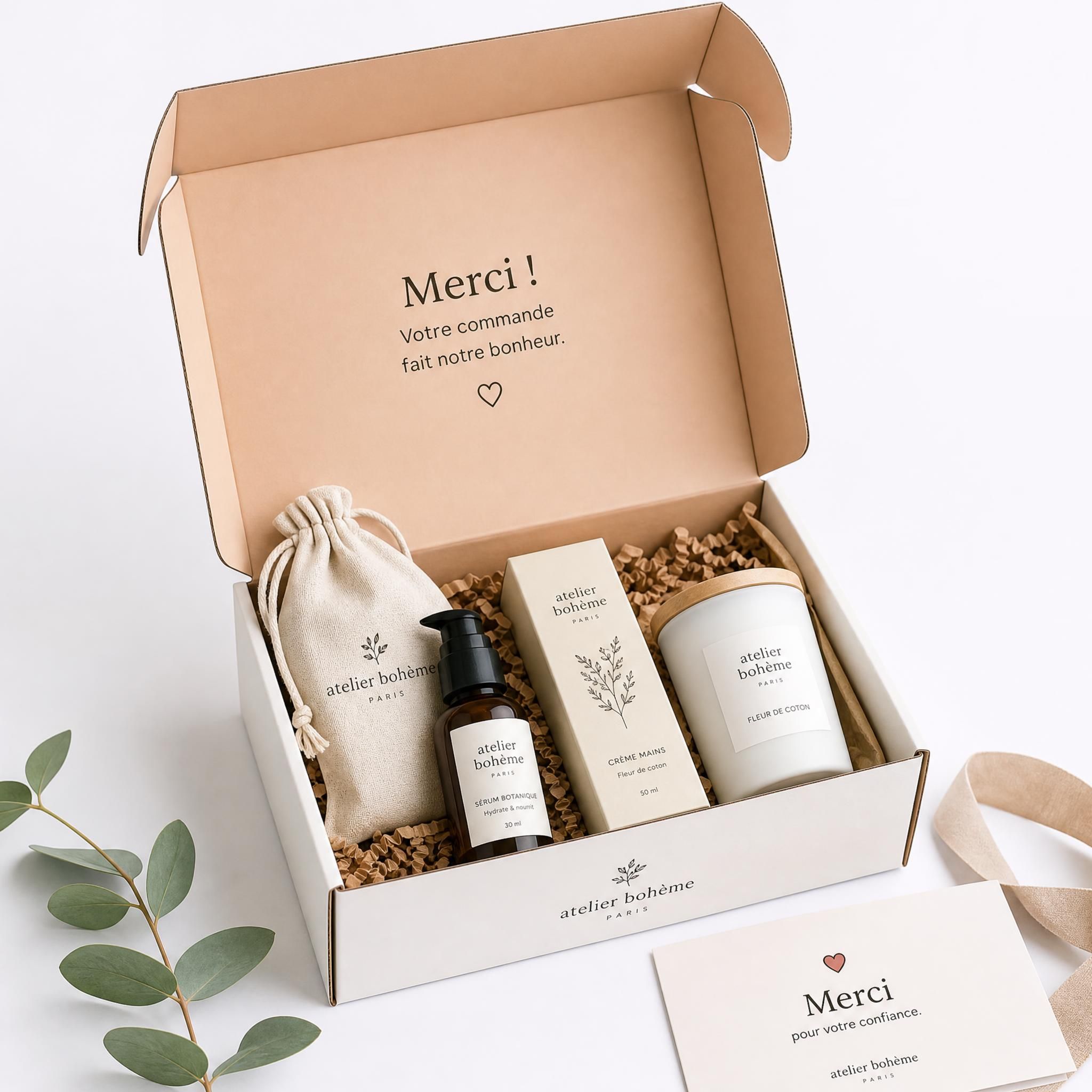 Expérience unboxing packaging personnalisé startup e-commerce - boîte élégante ouverte avec produits soigneusement disposés sur fond blanc