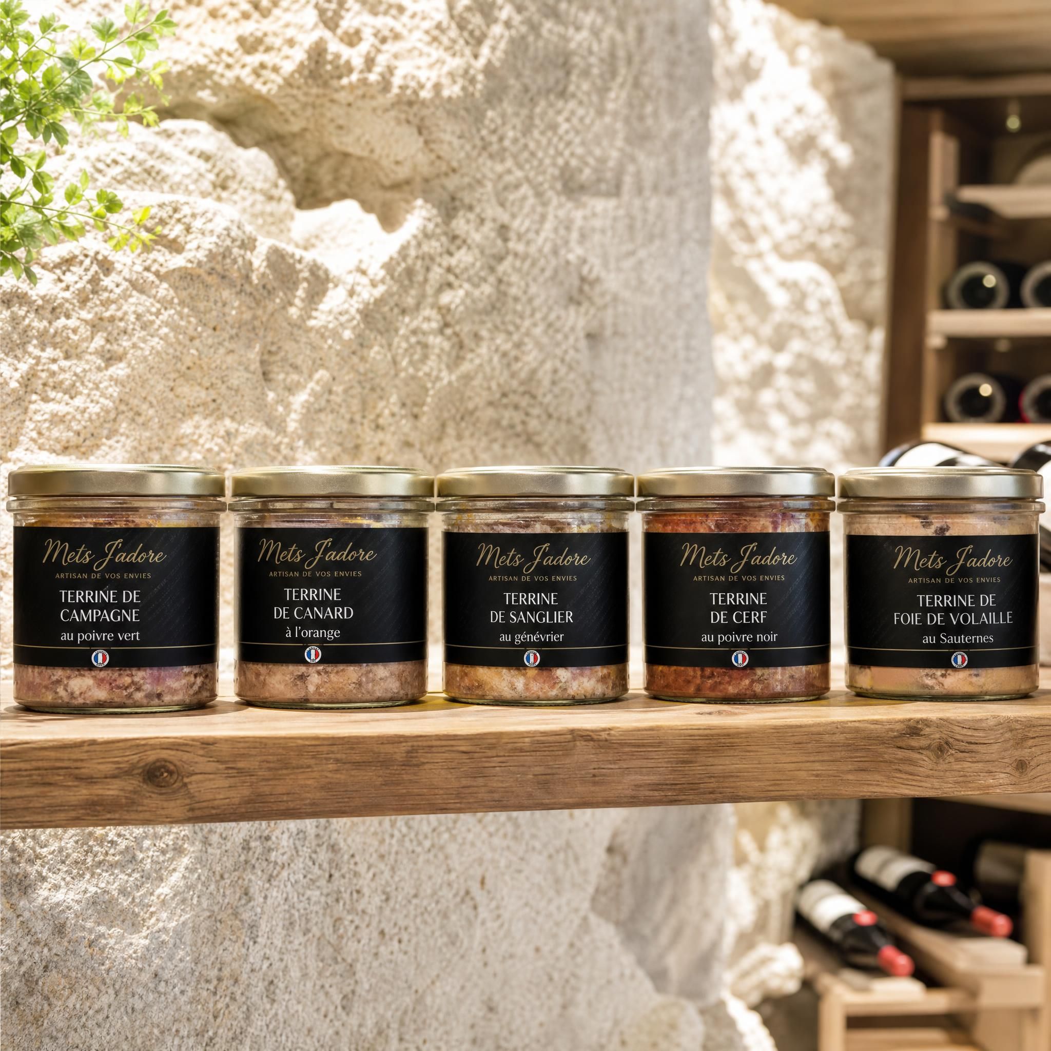 Bocaux de terrines artisanales Mets J'adore alignés sur une étagère en bois dans une cave fraîche et lumineuse