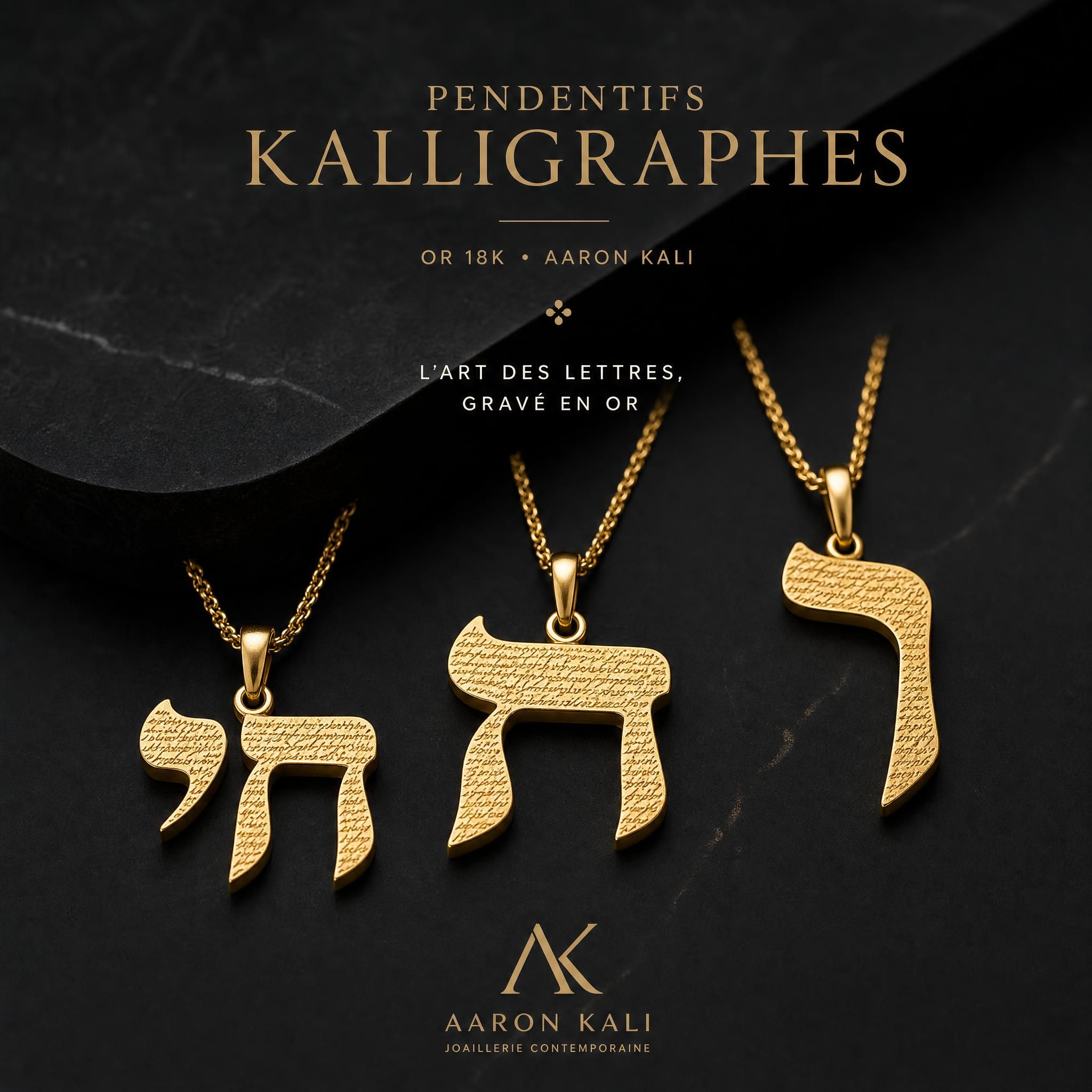 Pendentifs Kalligraphes en or 18k Aaron Kali, lettres hébraïques artisanales sur fond sombre élégant