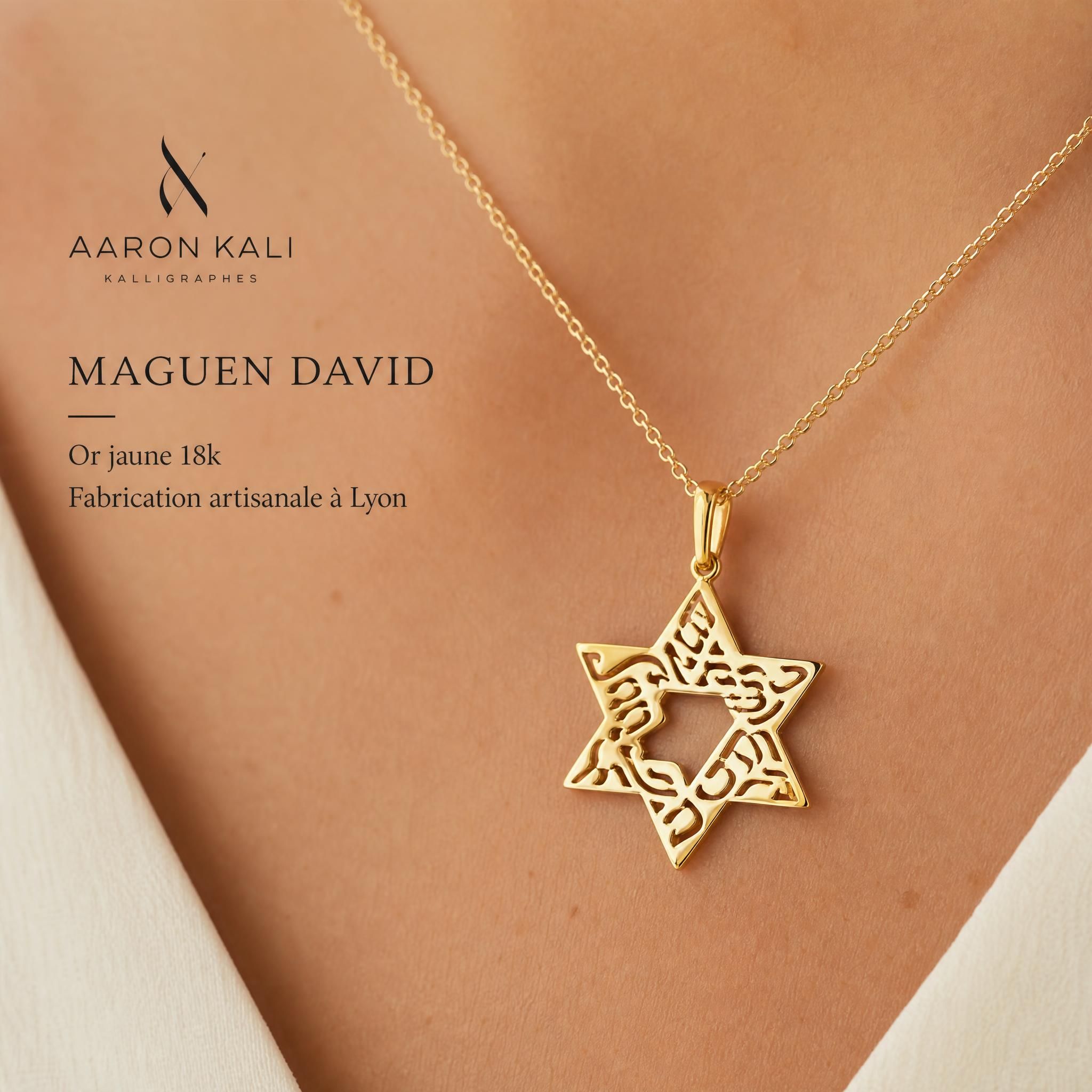Détail d'un pendentif Maguen David en or jaune 18k Aaron Kali, style Kalligraphes contemporain, porté sur peau — bijou juif symbolique artisanal lyonnais