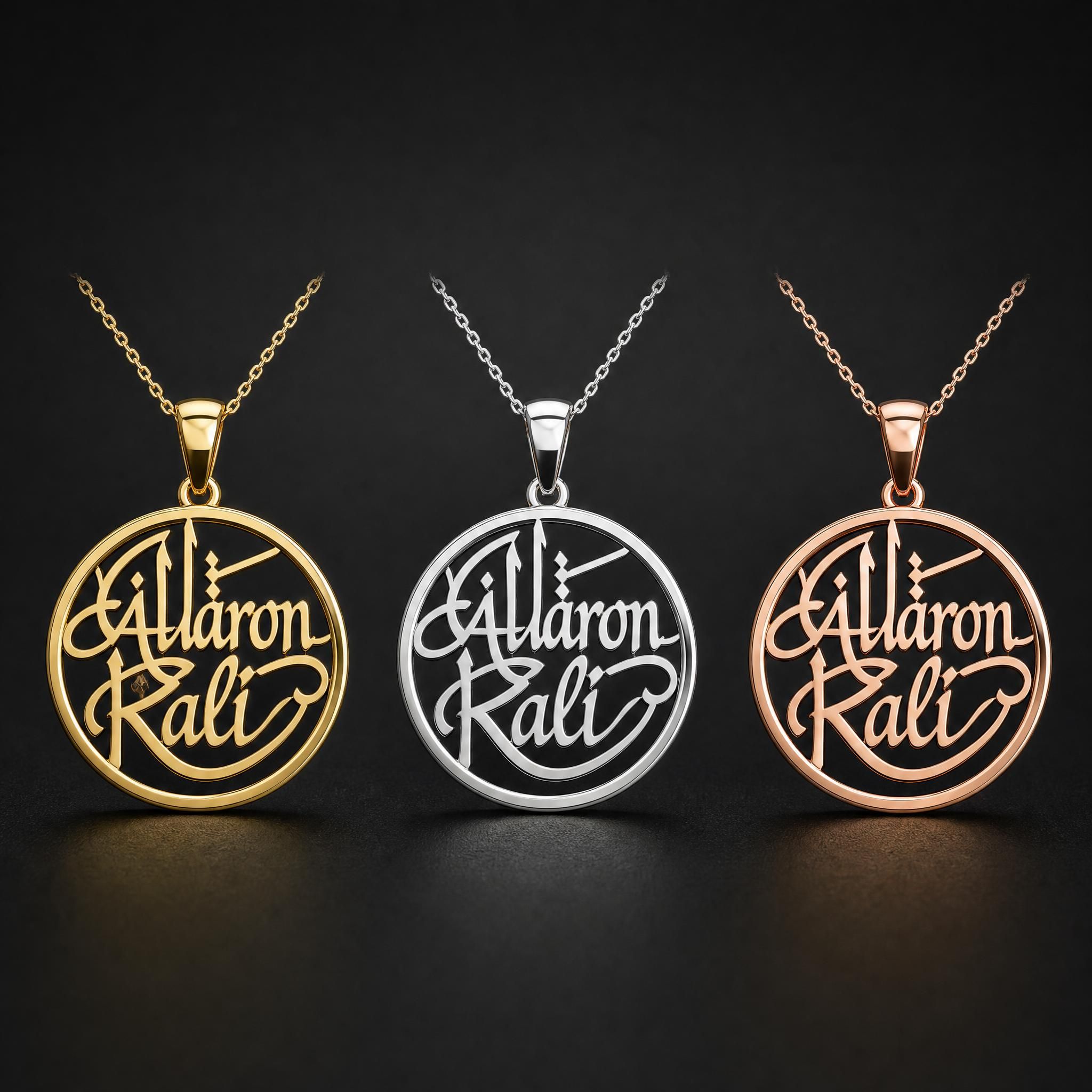 Trois pendentifs Kalligraphes Aaron Kali côte à côte, en or jaune, or blanc et or rose 18 carats, sur fond sombre élégant
