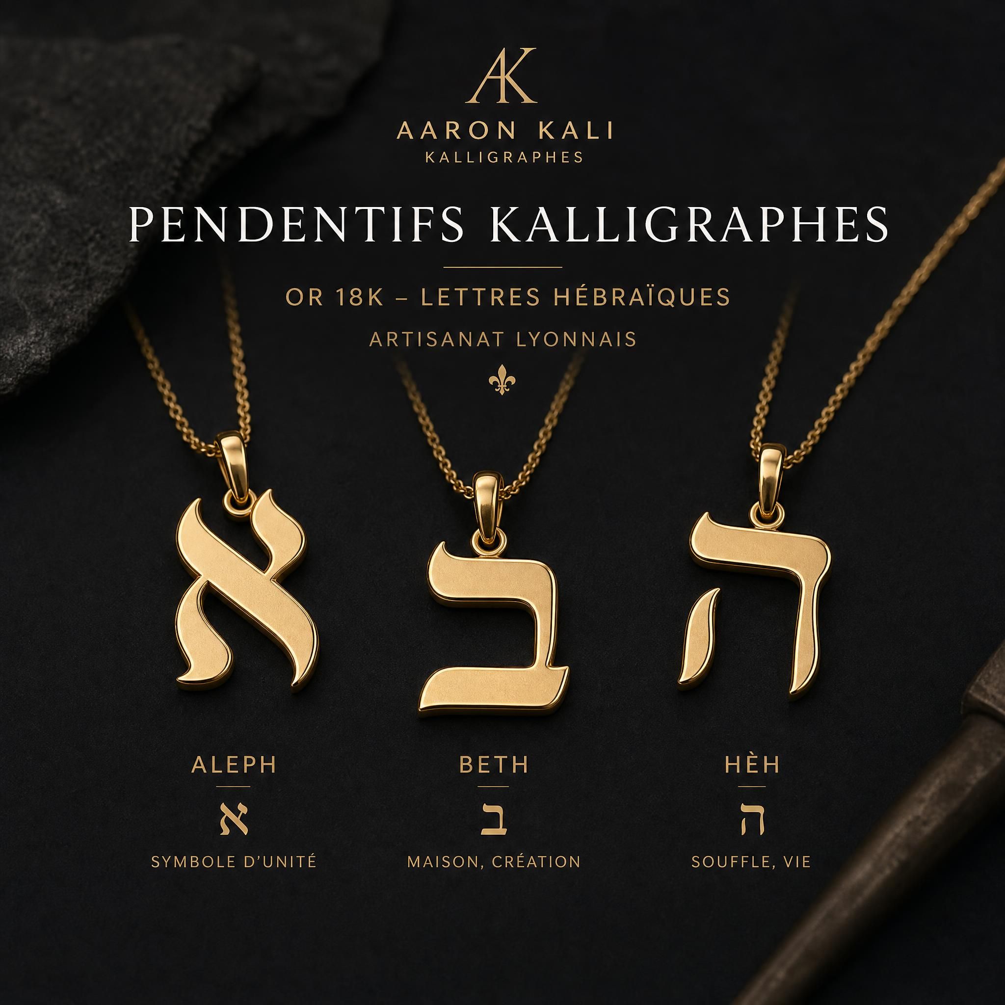 Pendentifs Kalligraphes Aaron Kali en or 18k représentant des lettres hébraïques — Aleph, Beth, Hèh — sur fond sombre, bijoux artisanaux lyonnais