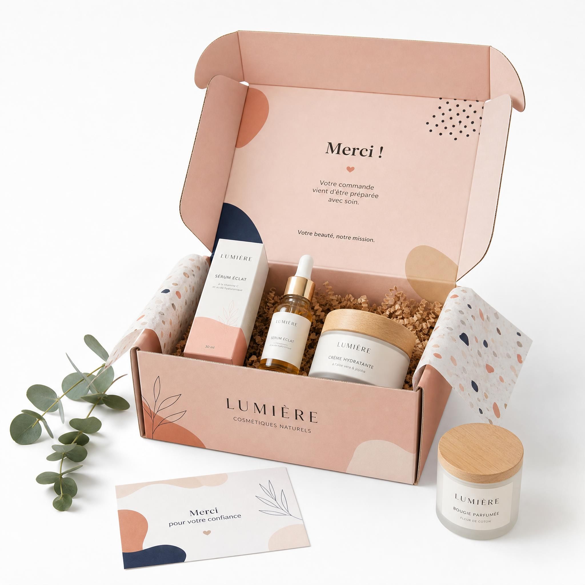 Expérience unboxing packaging personnalisé startup e-commerce - boîte premium ouverte avec produits de beauté sur fond blanc épuré