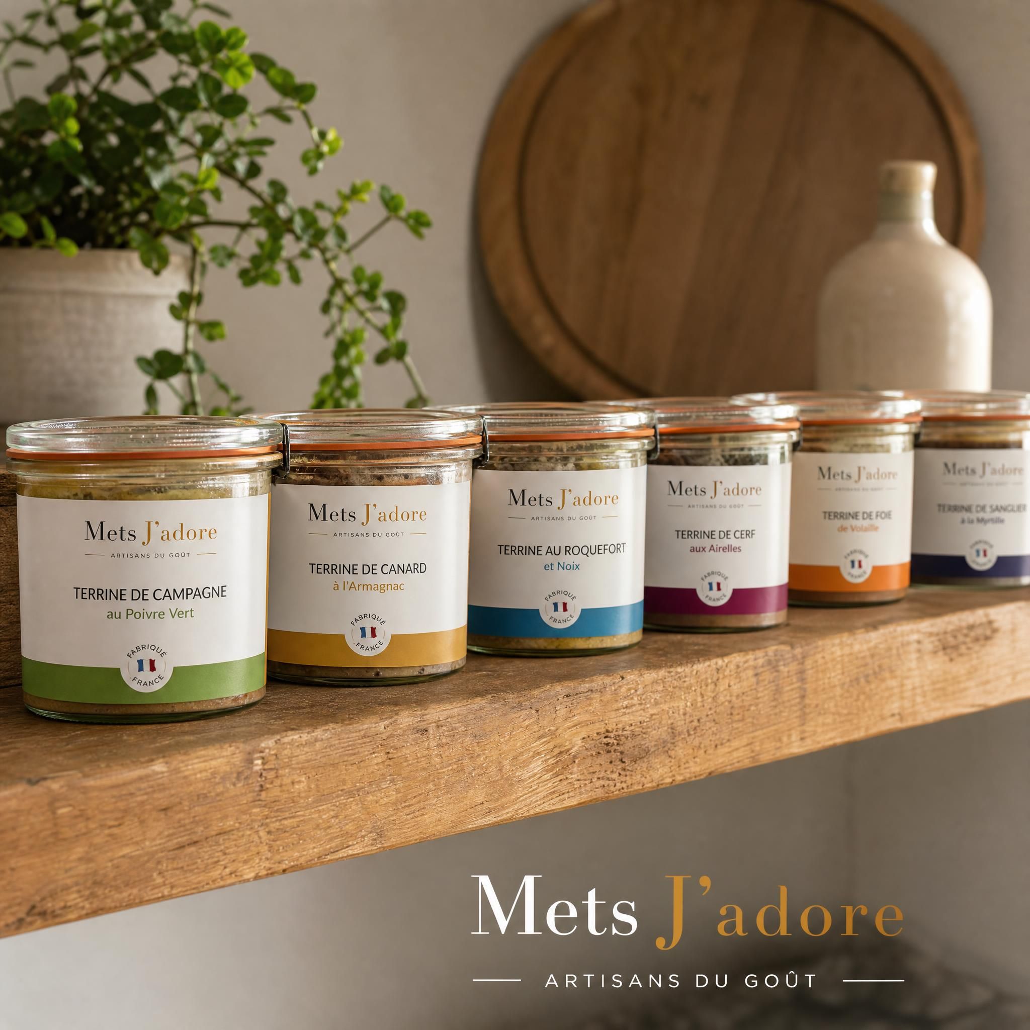 Bocaux de terrines artisanales alignés sur une étagère en bois, lumière naturelle chaleureuse, terrines Mets J'adore