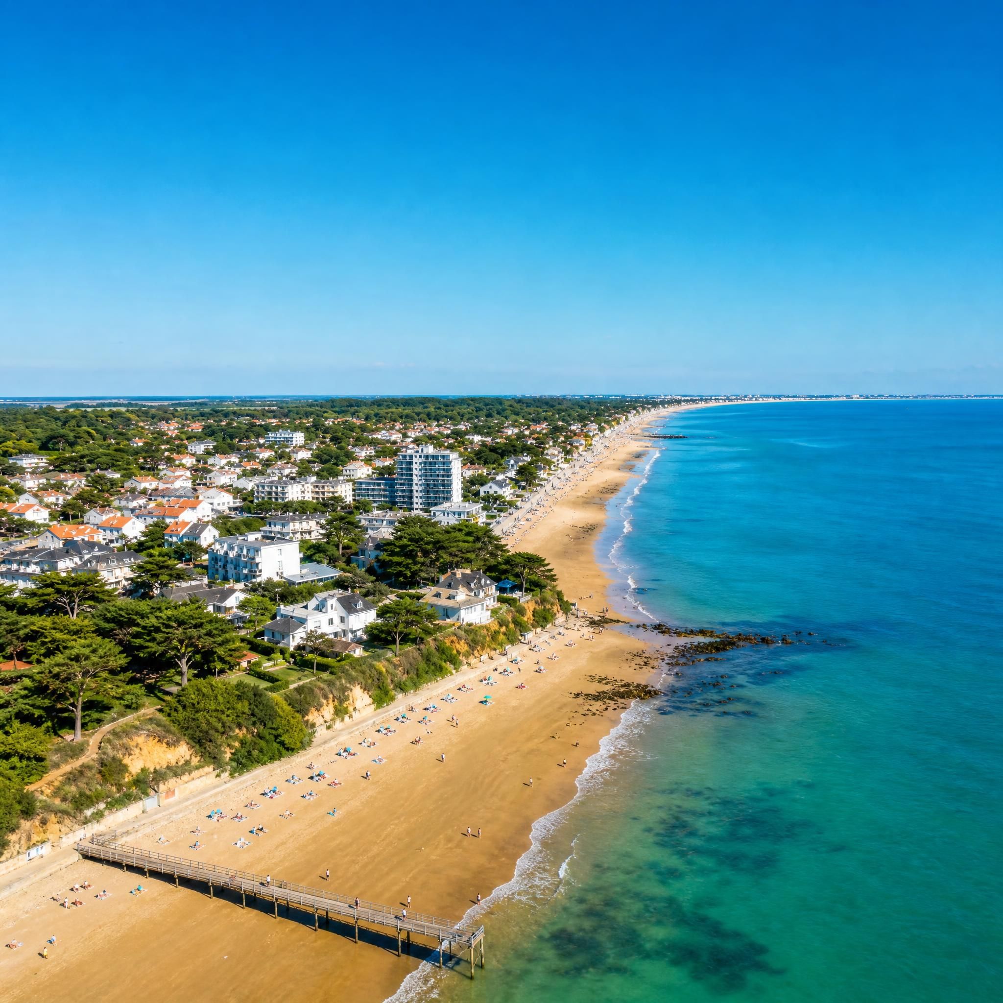 Vue aérienne des plages de Saint-Brévin-les-Pins et du littoral du Pays de Retz en été, location courte durée Pays de Retz